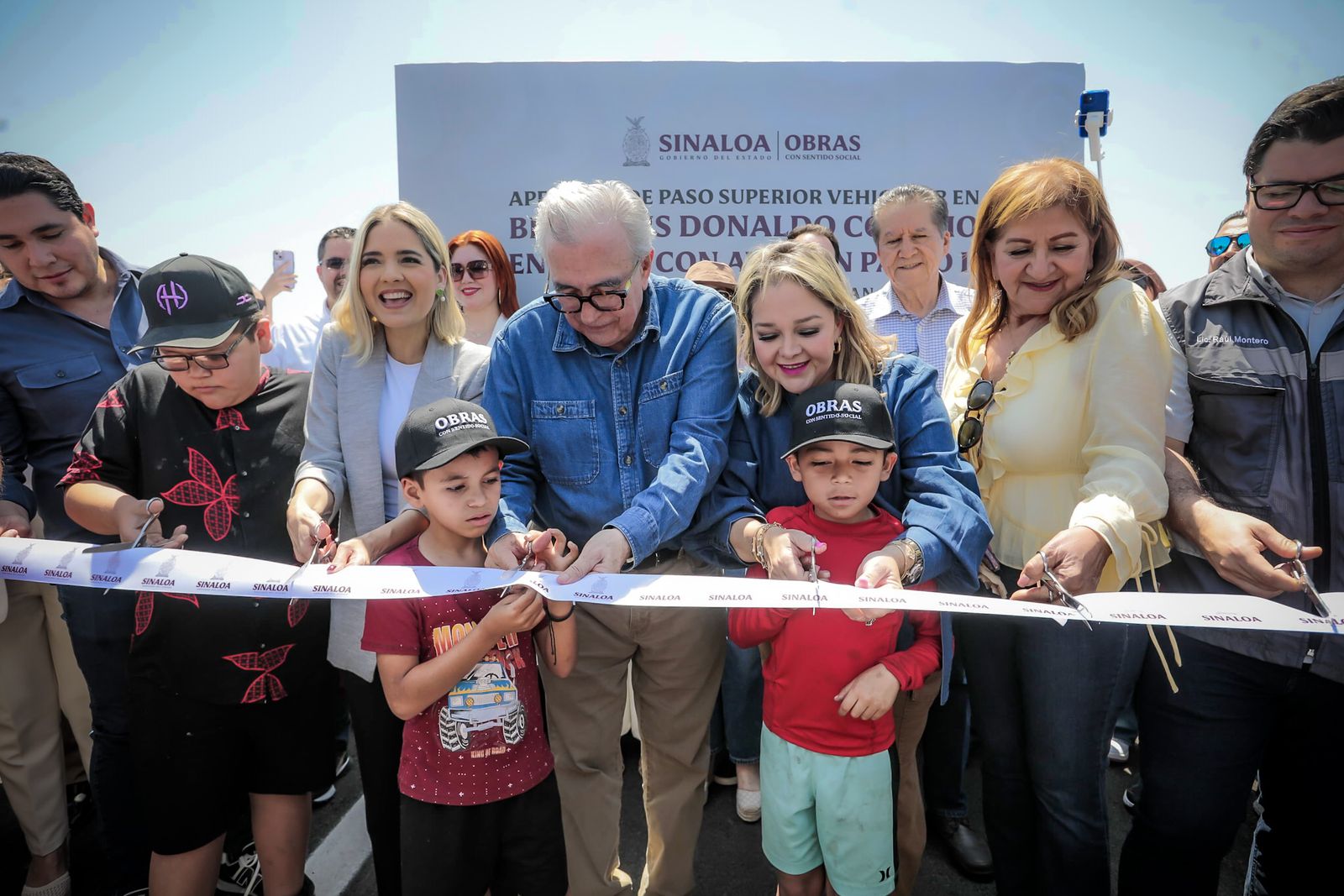 Se apertura el paso vehicular, para desahogar el tráfico que se incrementa por el flujo de vacacionistas, pero se continúa trabajando de algunos detalles.
Con una inversión superior a los 233 millones de pesos, el Gobernador Rocha abrió a la circulación el paso elevado.

