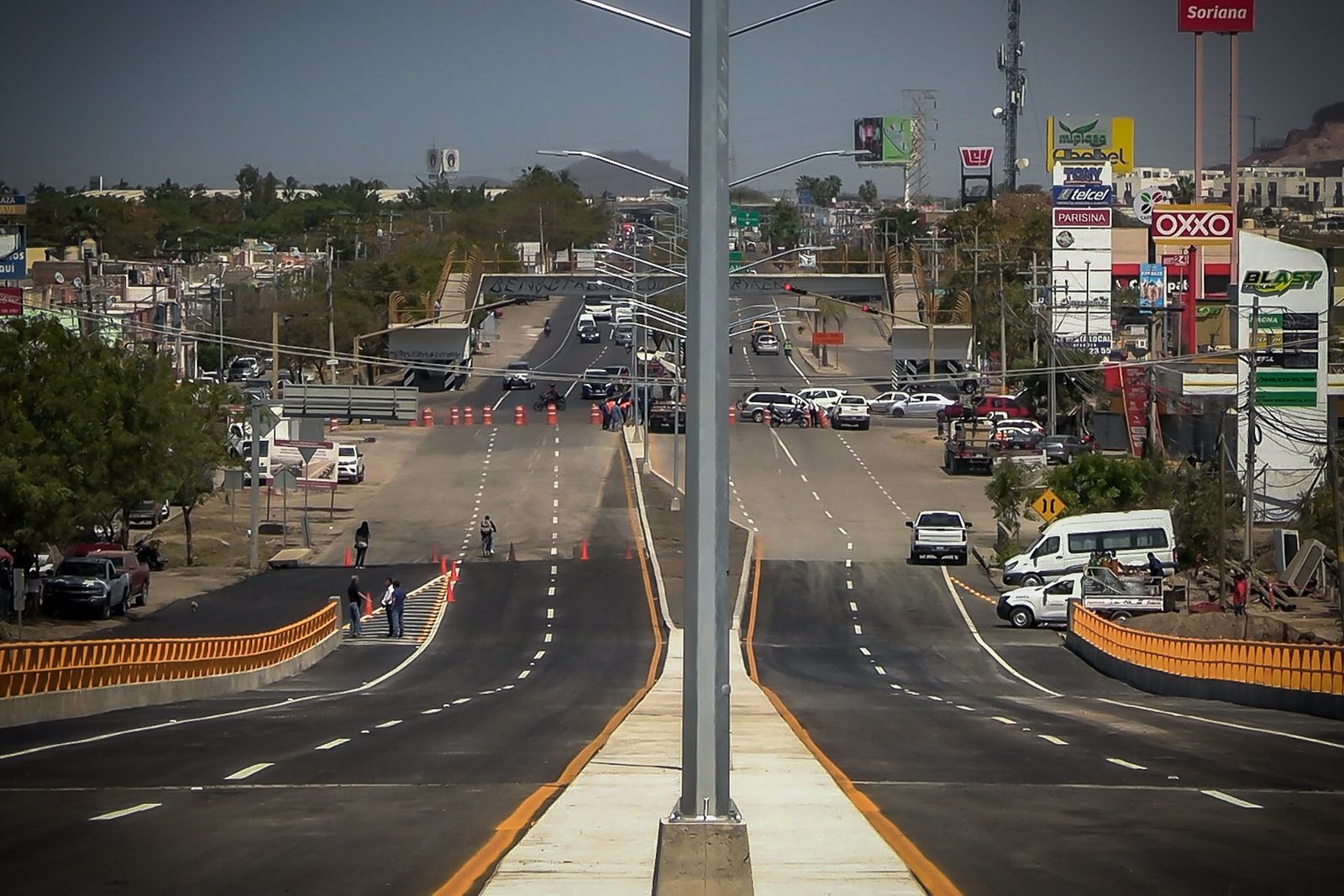 Se apertura el paso vehicular, para desahogar el tráfico que se incrementa por el flujo de vacacionistas, pero se continúa trabajando de algunos detalles.
Con una inversión superior a los 233 millones de pesos, el Gobernador Rocha abrió a la circulación el paso elevado.
