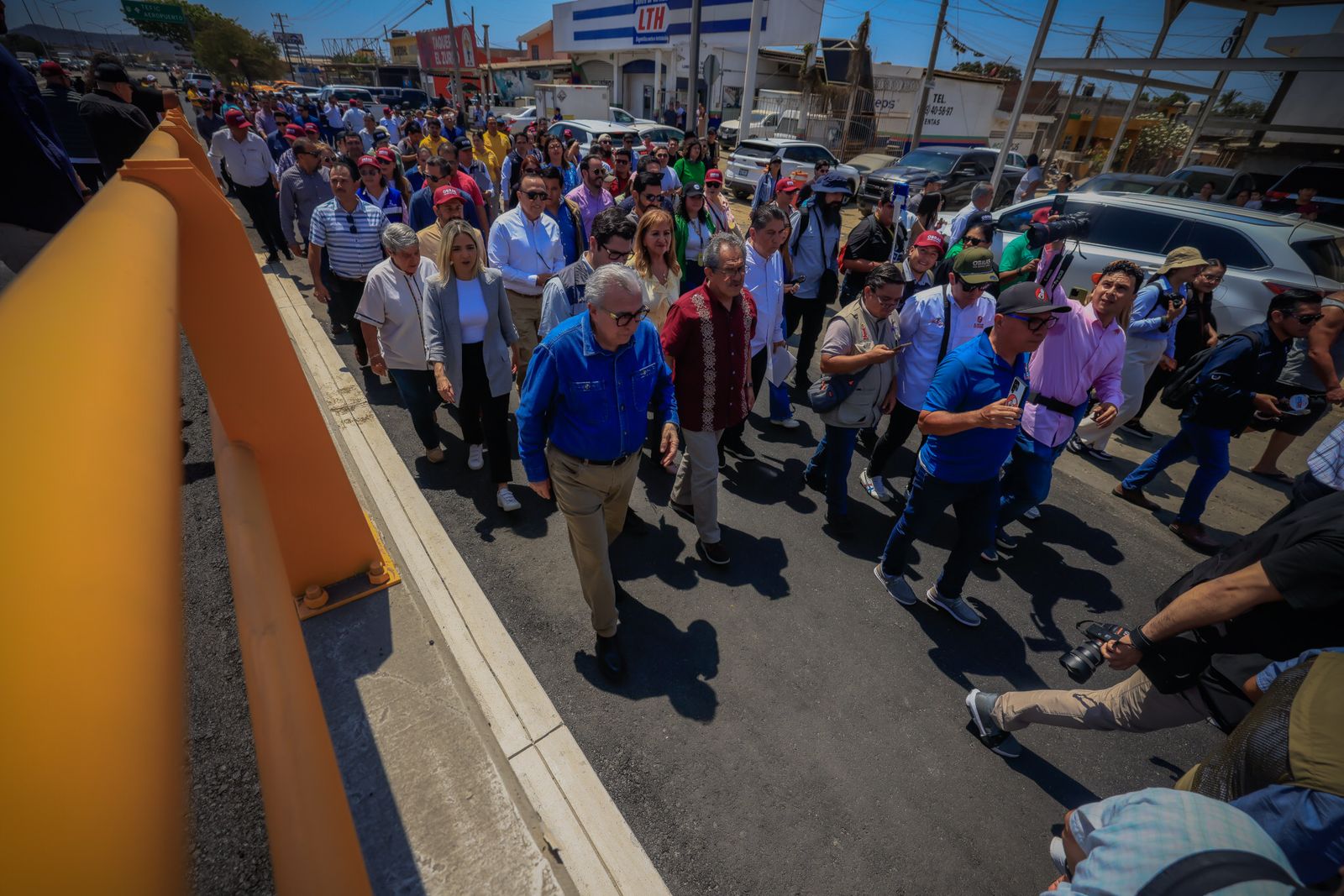 Se apertura el paso vehicular, para desahogar el tráfico que se incrementa por el flujo de vacacionistas, pero se continúa trabajando de algunos detalles.
Con una inversión superior a los 233 millones de pesos, el Gobernador Rocha abrió a la circulación el paso elevado.
