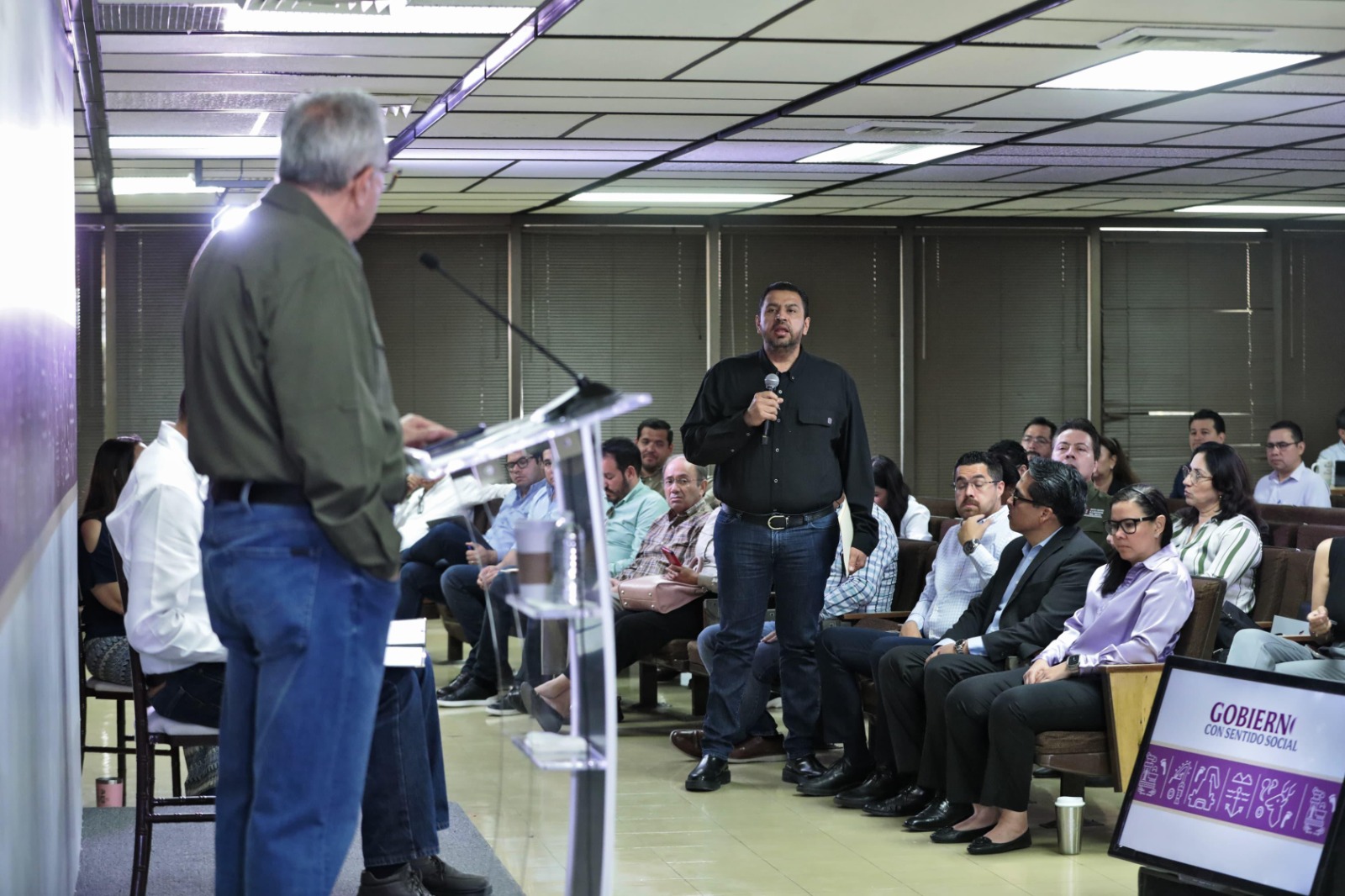 El Gobernador Rubén Rocha Moya solicitó a Alimentación para el Bienestar que preside la maestra María Luis Albores, la apertura de los centros de acopio para la recepción de aproximadamente 170 mil toneladas de maíz de productores de entre 1 y 5 hectáreas y que puedan ser comprados a precios de garantía