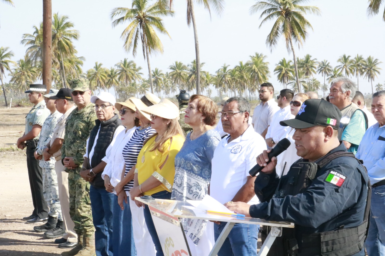El Ayuntamiento de Escuinapa, encabezado por el presidente municipal Dr. Víctor Díaz Simental, puso en marcha el operativo de seguridad de Semana Santa 2025, a través de la Dirección de Seguridad Pública y Tránsito Municipal. Este plan integral contará con la participación coordinada de elementos de seguridad de los tres niveles de gobierno para garantizar la protección de los habitantes y los más de 40,000 visitantes que se esperan en el municipio.