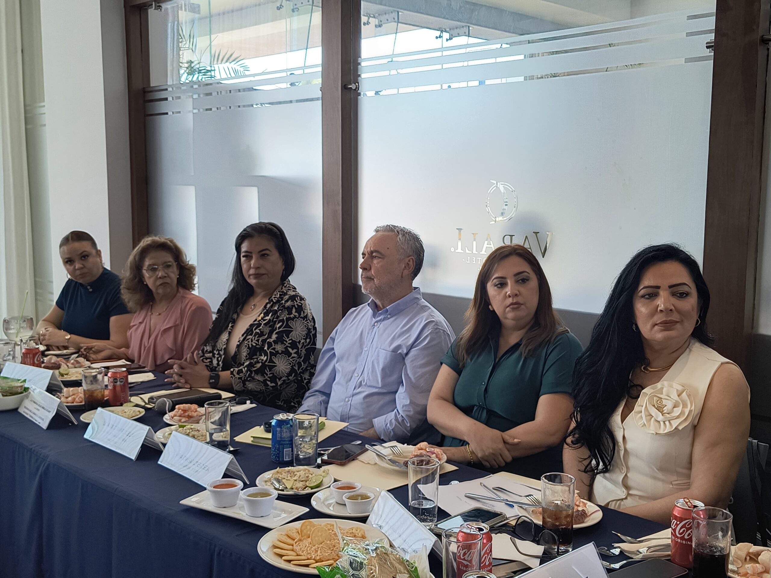 Como parte de las acciones que emprenden la Cámara de Comercio, Servicios y Turismo de Mazatlán para buscar una pronta recuperación económica de la región, esta tarde se llevó a cabo una reunión de trabajo por parte de este organismo con diputados federales, en compañía de líderes empresariales de la localidad.