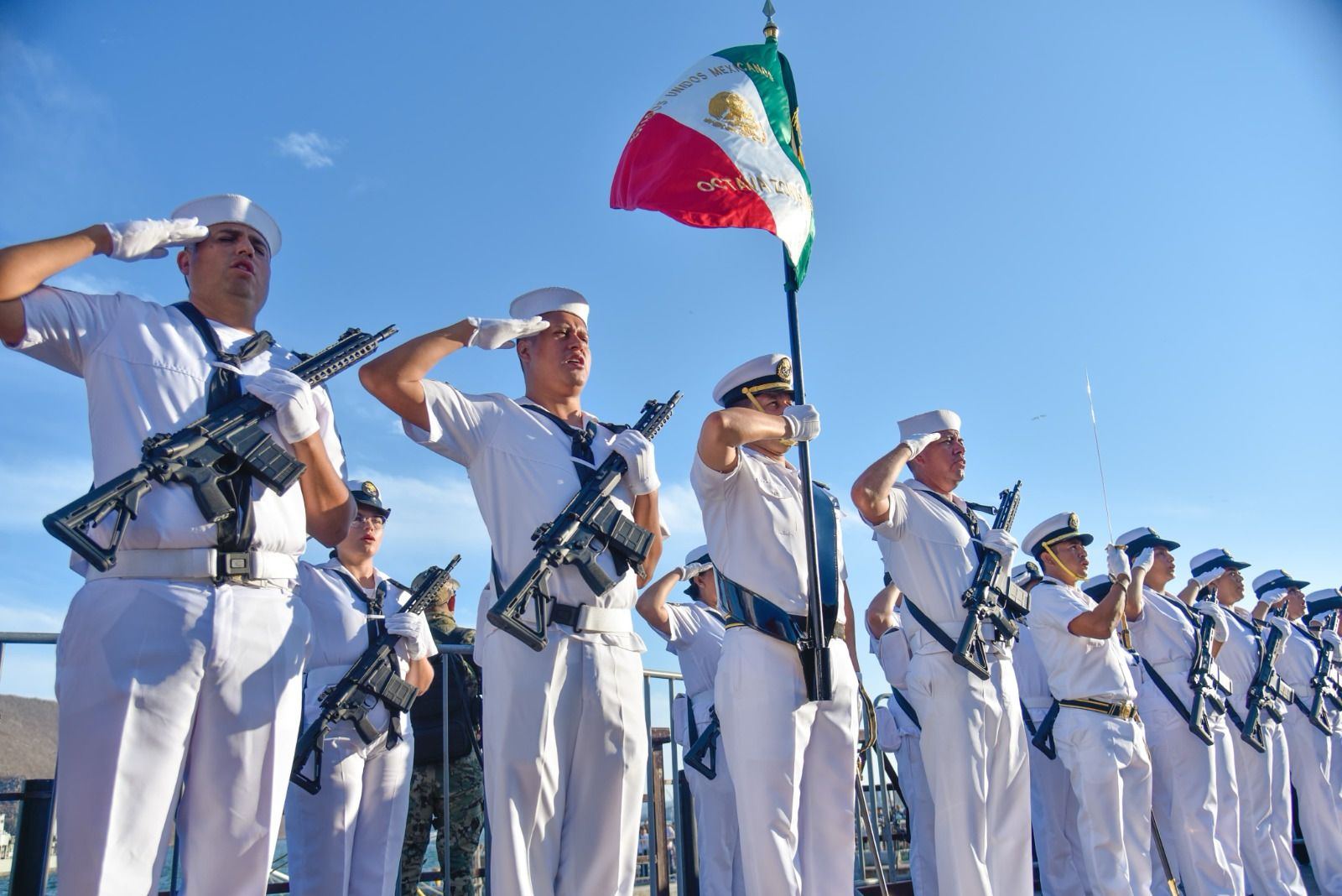 La Secretaría de Marina a través de la Armada de México, por conducto de la Octava Zona Naval, en coordinación con autoridades del Gobierno del Municipio de Ahome y Sindicatura de Topolobampo, así como Dirección de Turismo de Ahome, informa que, el día de ayer personal naval participó en el evento conmemorativo a los CXI años del “Primer Combate Aeronaval del mundo”, durante la época de la Revolución Mexicana, en el puerto de Topolobampo, Sinaloa.