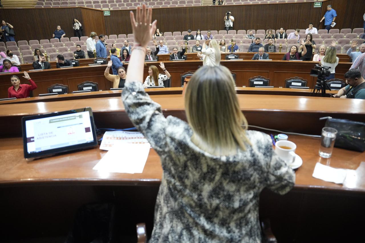 Diputadas y diputados de Morena, PRI y PAN se pronunciaron a favor de la solicitud de declaratoria de emergencia en Sinaloa por la sequía, solicitaron que se apruebe y se destinen apoyos y realicen las acciones necesarias para atender a la población de todo Sinaloa.