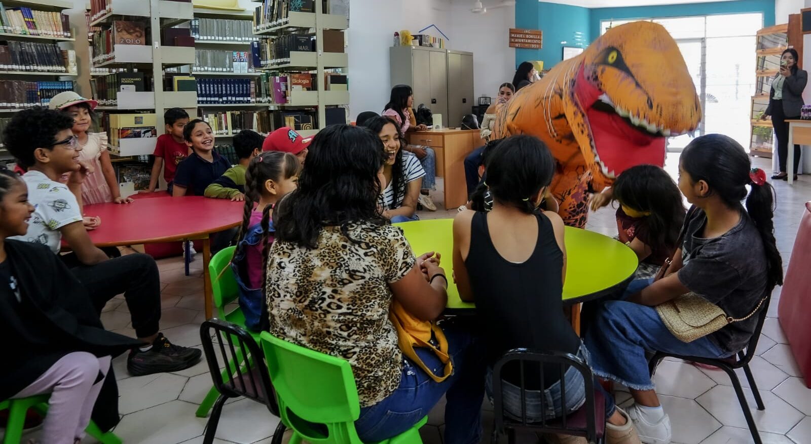 Niños viven la Era Mesozoica con "Odisea Jurásica" en la Biblioteca Manuel Bonilla