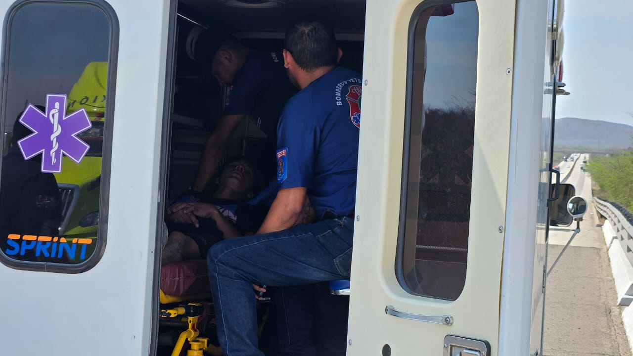 El Escuadrón de Salvamento Acuático informa que los cuatro jóvenes presentaron riesgo cuando se bañaban en un canal de riego cerca de la caseta El Vainillo, en el Libramiento Mazatlán-Tepic