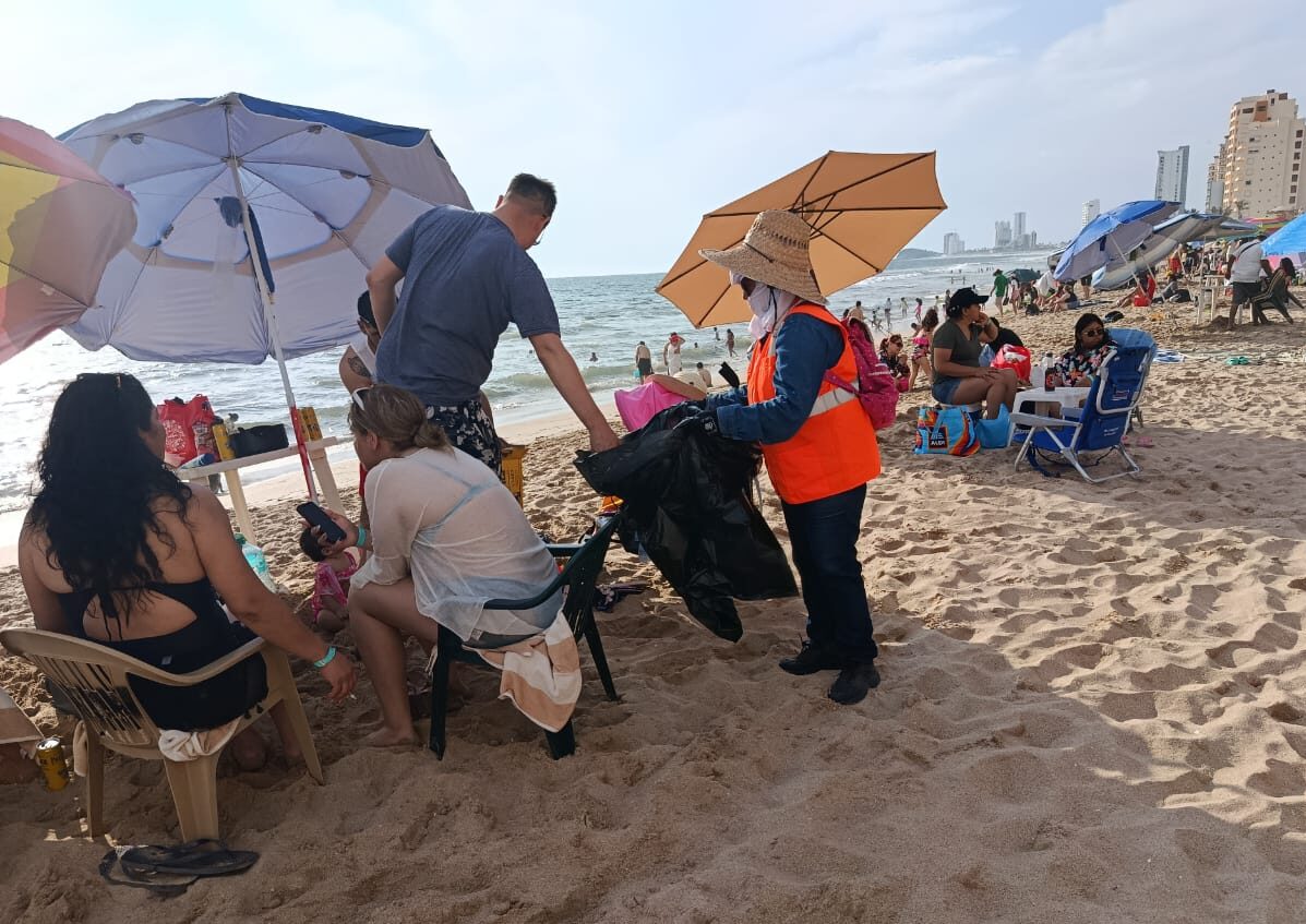 La cuadrilla a cargo de la Dirección de Servicios Públicos atiende la indicación de la Presidenta de mantener las playas limpias