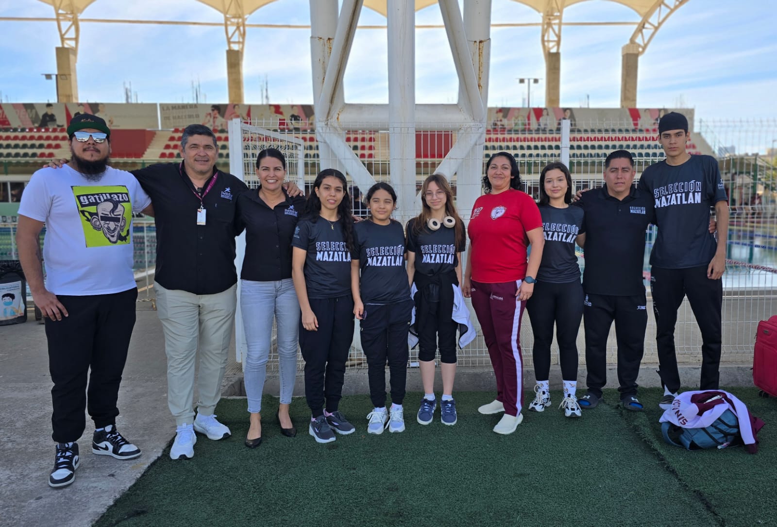 La mazatleca, Paula Nicole Acosta Valadez, partió junto a otros seis atletas “patasala” más, al Regional Conade 2025, que se llevará a cabo en el Gimnasio del Colegio de Bachilleres de Ciudad Juárez, Chihuahua, rumbo a la Olimpiada Nacional de Taekwondo.