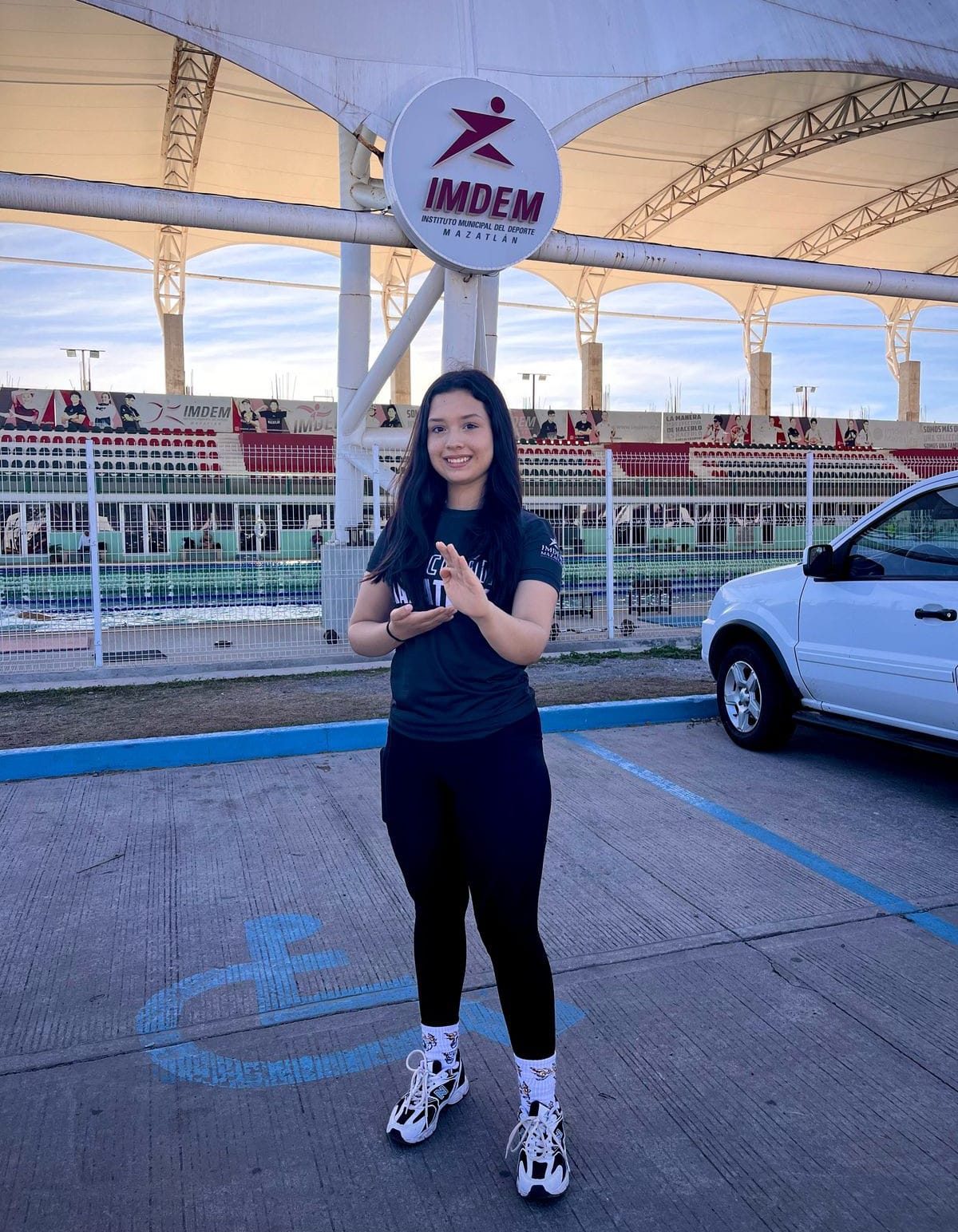 La mazatleca, Paula Nicole Acosta Valadez, partió junto a otros seis atletas “patasala” más, al Regional Conade 2025, que se llevará a cabo en el Gimnasio del Colegio de Bachilleres de Ciudad Juárez, Chihuahua, rumbo a la Olimpiada Nacional de Taekwondo.