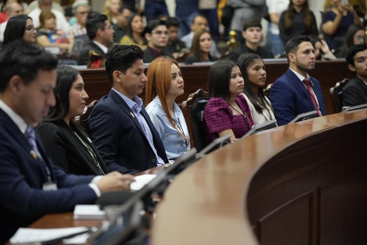 Participar en el Parlamento Juvenil 7 de Abril 2025 es una oportunidad para escuchar, debatir, disentir y buscar soluciones a problemas sociales al margen de las diferencias, les expresaron la diputada María Teresa Guerra Ochoa, el gobernador Rubén Rocha Moya y el magistrado Jesús Iván Chávez Rangel, a diputados y diputadas juveniles.
