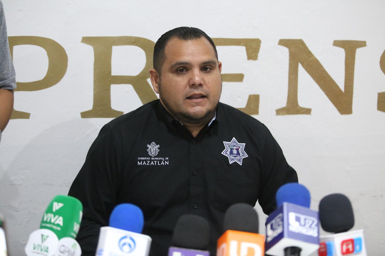 La Directora de Servicios Públicos del Ayuntamiento, Karla Angélica Camacho Guzmán, indica que las dos palmeras de Paseo Claussen presentaban daños en sus troncos