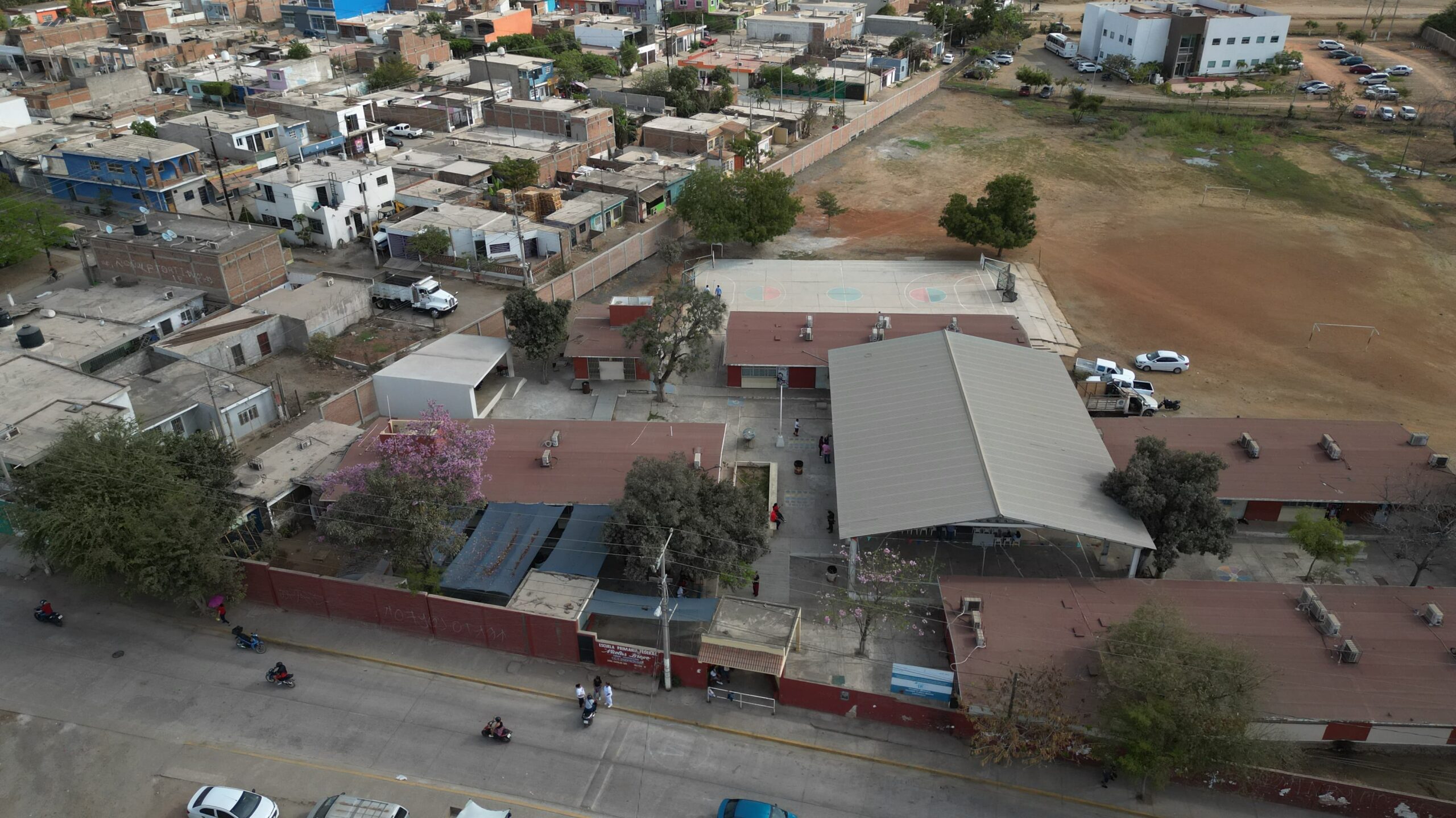 El Gobierno Municipal de Mazatlán tiene proyectadas 7 obras para el mejoramiento de la infraestructura educativa en la ciudad y la zona rural, como una techumbre metálica, bardas perimetrales, una cancha de usos múltiples, un aula de usos múltiples y subestaciones eléctricas