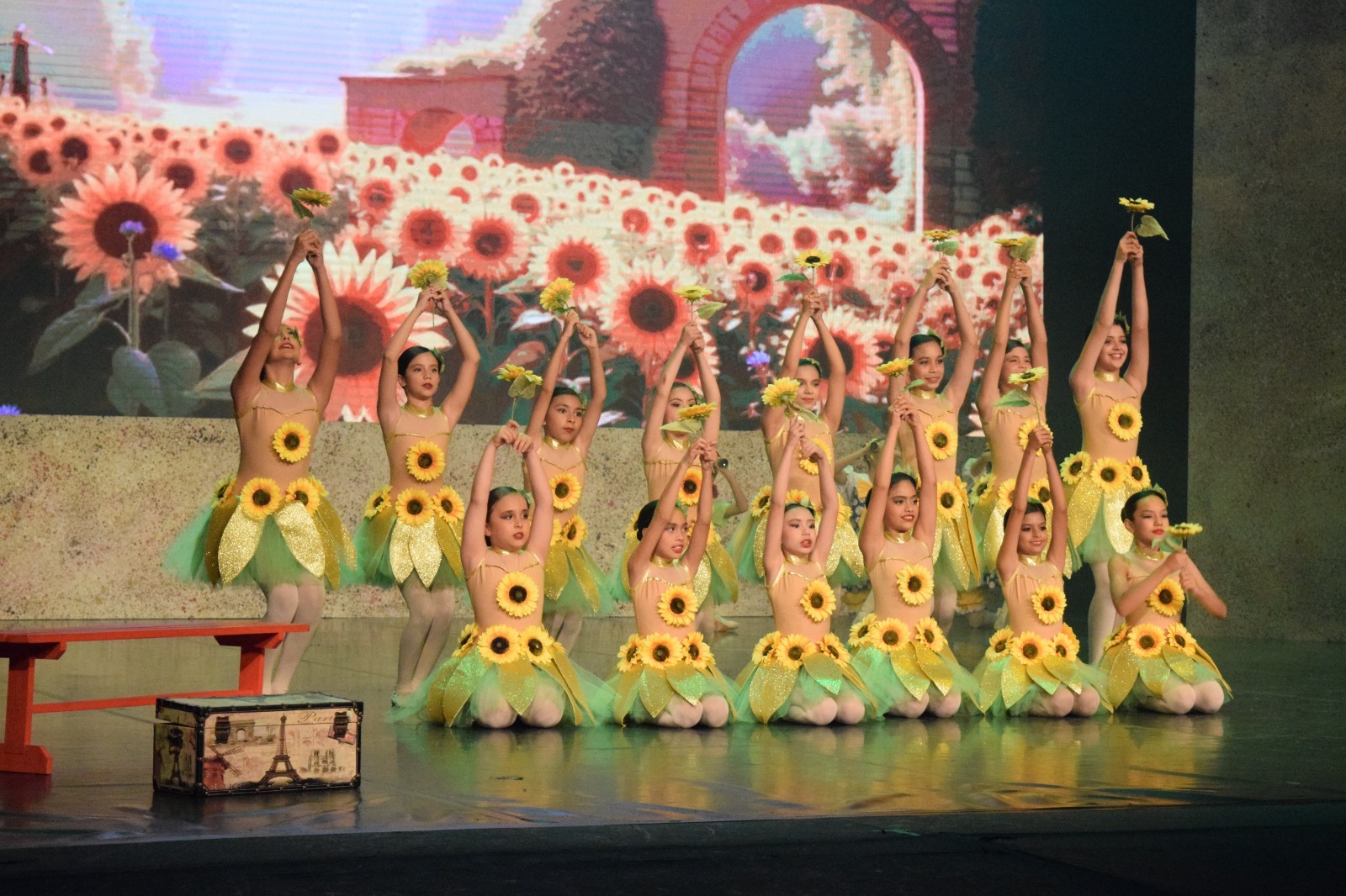 En dos funciones gratuitas ofrecidas este martes por el Instituto de Cultura de Mazatlán, -a las 10:00 am y 11:30 am- las puertas del Teatro Ángela Peralta se abrieron para recibir a 1 mil 380 alumnos de kínder, primarias y secundarias de la zona urbana y rural de Mazatlán, ansiosos por sumergirse en el mundo de fantasía creado por la imaginación de Pippa Mediaslargas, interpretada por Camina Loaiza Mendoza.