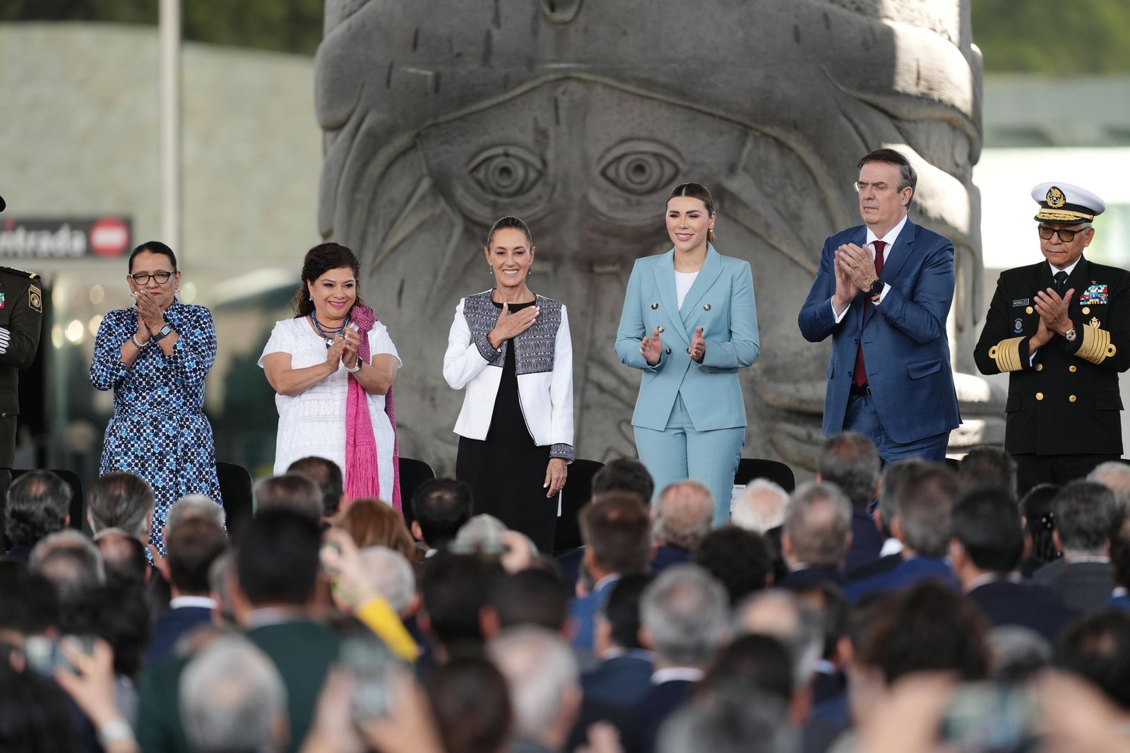 El gobernador Rubén Rocha Moya atendió la invitación de la presidenta de la República, Claudia Sheinbaum Pardo, para estar presente en el Museo Nacional de Antropología e Historia donde la mandataria de la Nación hizo la presentación de la estrategia “Aceleremos el Plan México”, el cual previamente fue dado a conocer en enero de este mismo año.