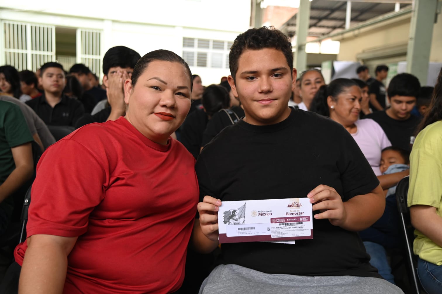 “En la Universidad Autónoma de Sinaloa se entregarán poco más de 24 mil tarjetas a jóvenes de nuevo ingreso, es decir, los de primer grado y esto sería de gran ayuda porque van a recibir 3 mil 800 pesos de dos bimestres, de enero-febrero y marzo-abril, lo que va a ayudar a que nuestros jóvenes se mantengan se trasladen, se ayuden para sus estudios del bachillerato”, enfatizó.