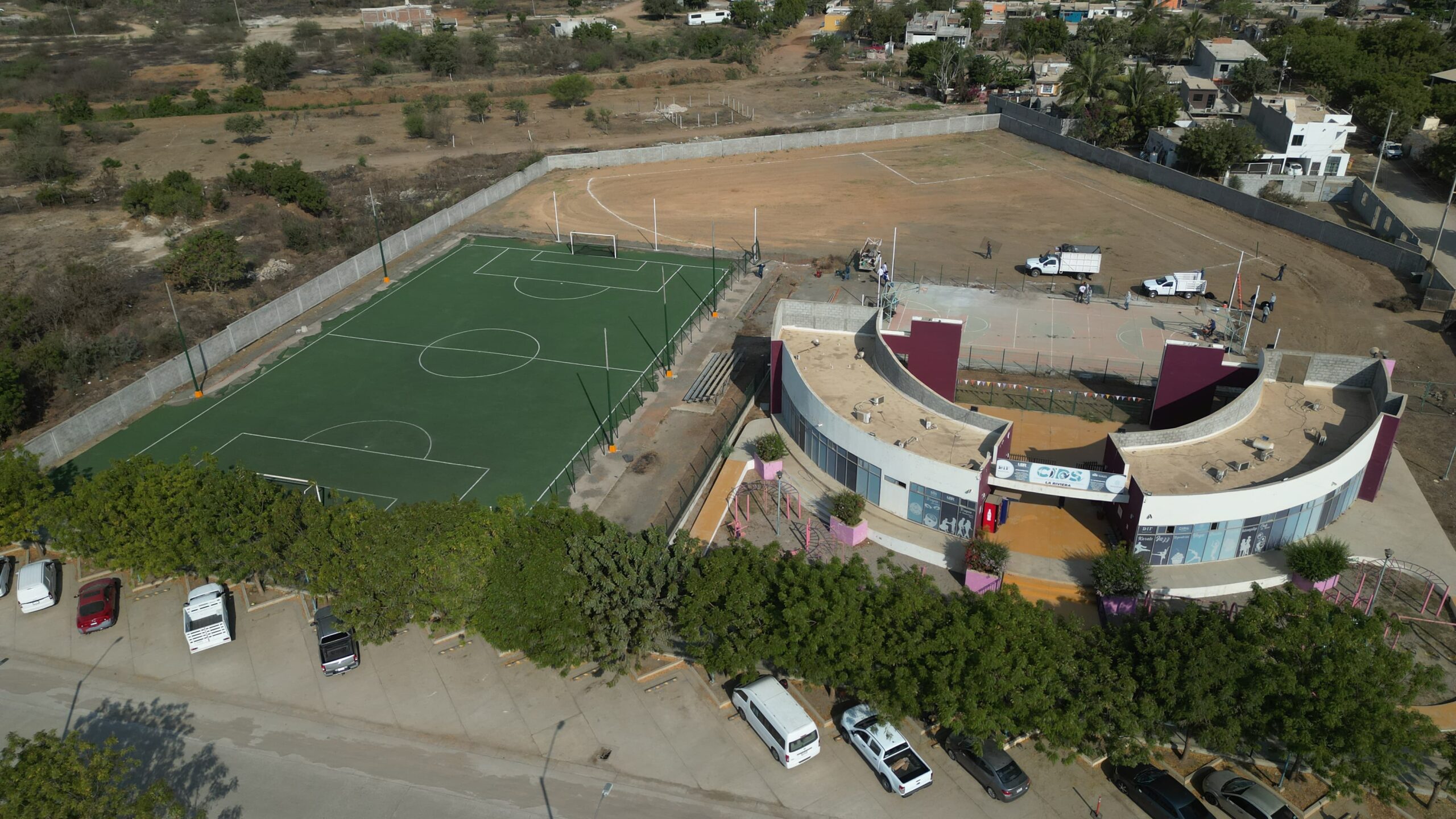La obra lleva un avance del 50 por ciento, en beneficio de 2,500 deportistas de las escuelas de fútbol, béisbol 5, sóftbol, baloncesto y voleibol