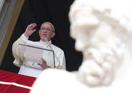La elección del nuevo papa estará precedida de ritos y tradiciones que se han ido desarrollando a lo largo de los siglos, algunos de ellos remontándose a la antigua Roma, aunque otros han caído en desuso o han ido modernizándose.