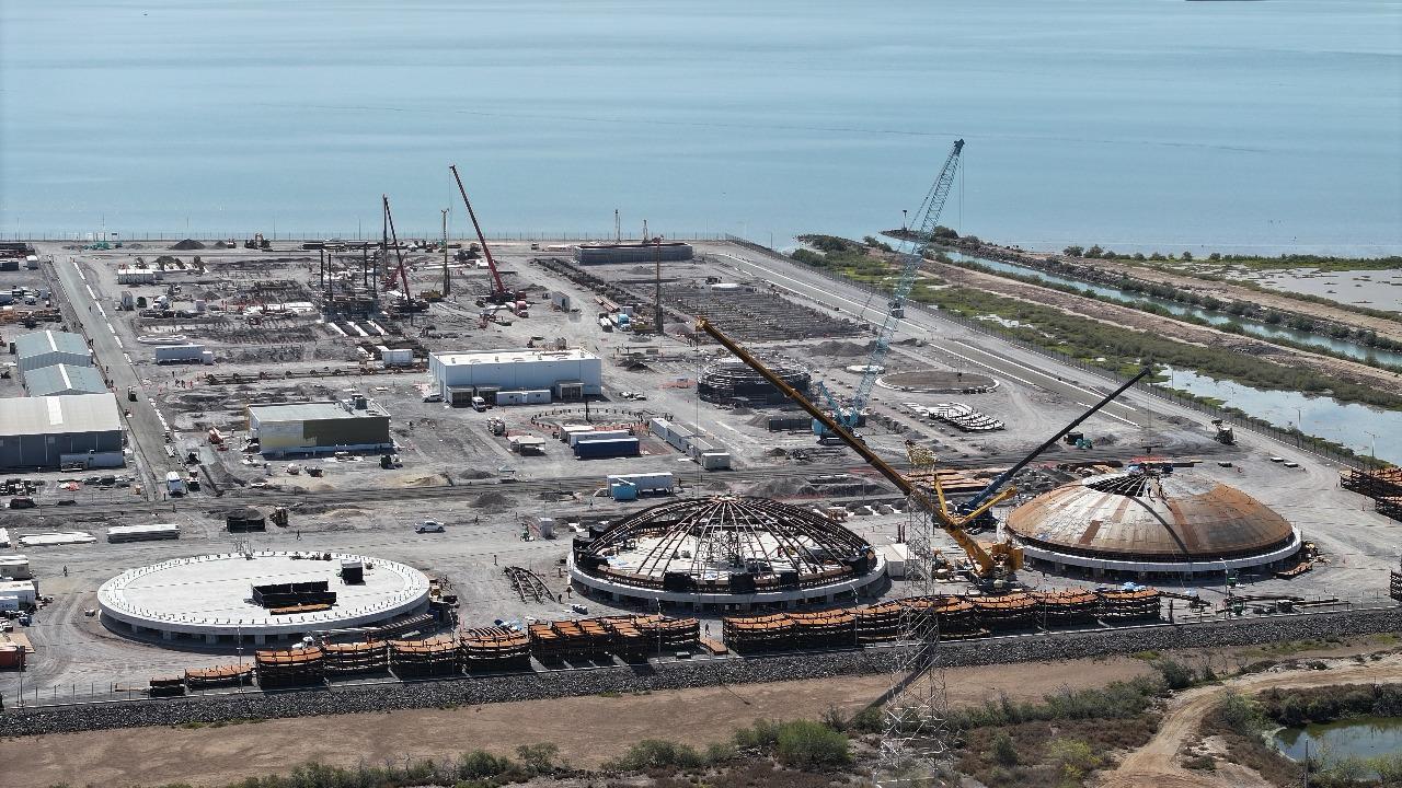 Como parte del Plan México, estrategia nacional para impulsar la soberanía industrial y cerrar brechas regionales, el Gobierno de México designó 13 Polos de Desarrollo Económico para el Bienestar. Topolobampo, Sinaloa, fue incluido por su potencial logístico e industrial.