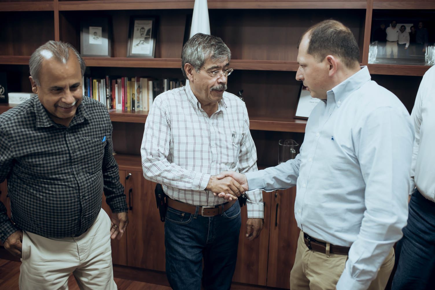 Con el firme compromiso de fortalecer el respeto, la promoción y la garantía de los derechos humanos en la entidad, el Presidente Estatal del Partido Sinaloense, Robespierre Lizárraga Otero y la diputada del PAS, Angélica Díaz Quiñones, sostuvieron una reunión institucional con representantes de la Comisión Estatal de los Derechos Humanos de Sinaloa (CEDH).