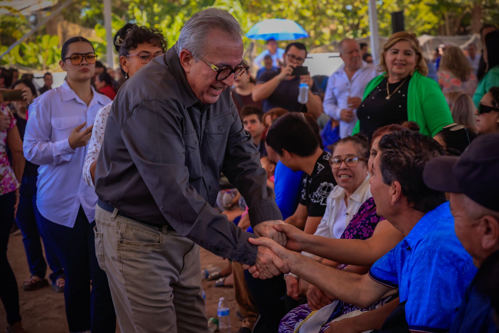 En total se beneficiará a 45 mil habitantes de 28 colonias populares de la zona norte de Culiacán
*Estamos haciendo este trabajo para que la gente viva mejor, así de sencillo, le dijo el mandatario estatal a los cientos de colonos que atestiguaron el inicio de esta obra