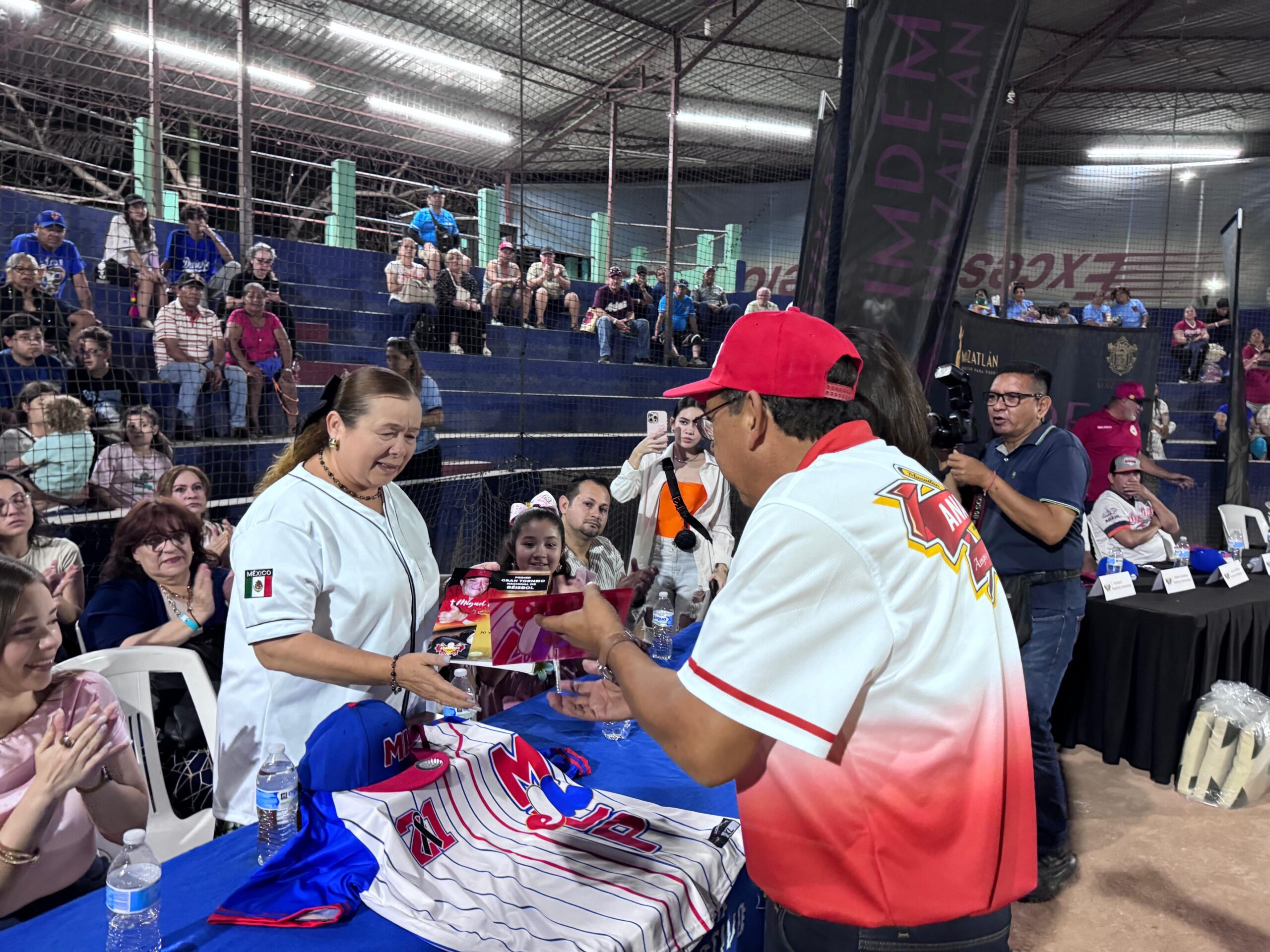 Organizado con el apoyo del Instituto Municipal del Deporte Mazatlán, el Primer Torneo Nacional de la Asociación Nacional de Amigos de Beisbolistas Seniors se pone en marcha de forma oficial con la presencia de más de 30 equipos de todo el país y uno de Estados Unidos; se rinde homenaje a Miguel Loaiza Pérez.