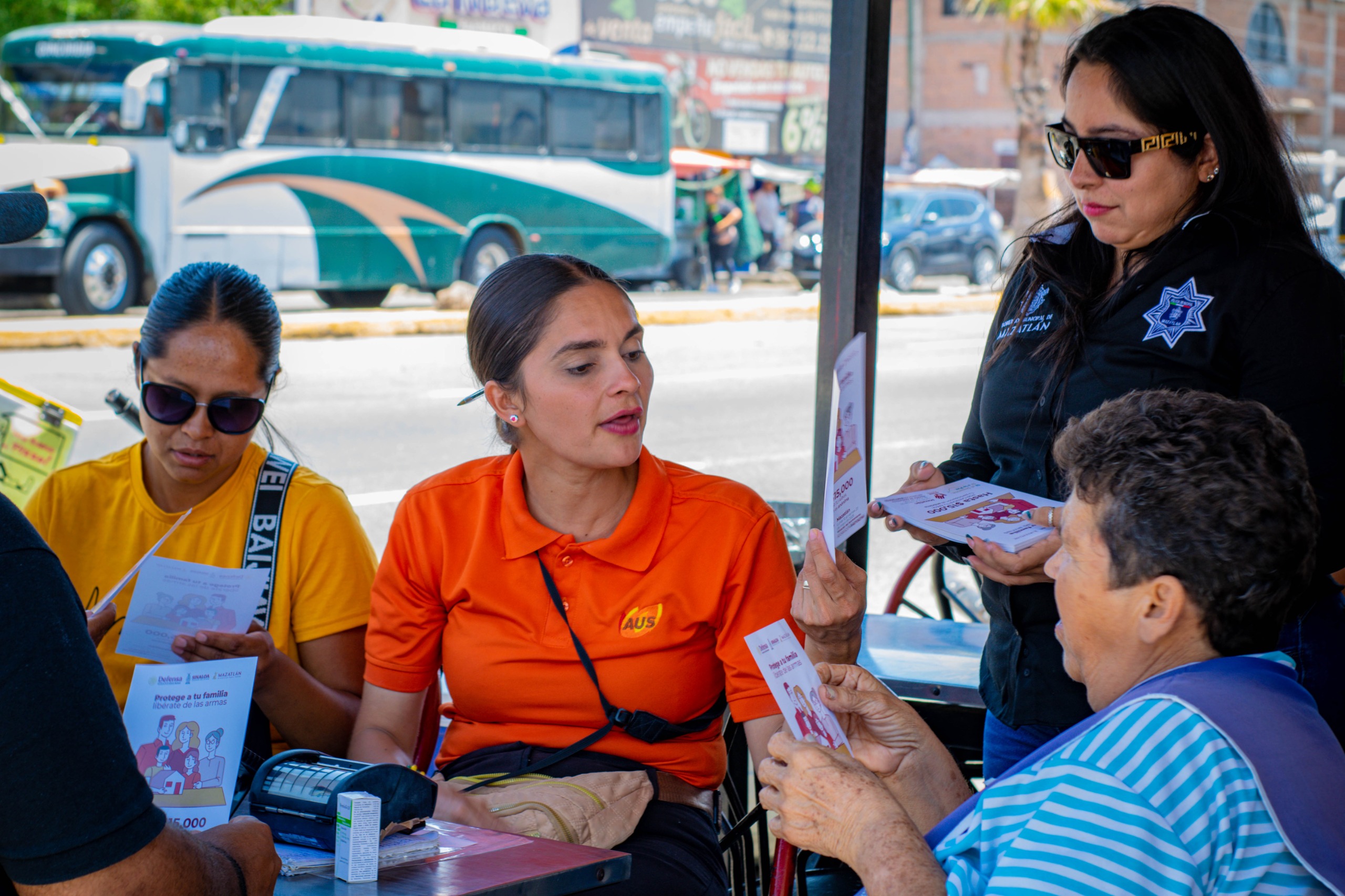 Con el objetivo de prevenir accidentes y desenlaces fatales dentro del hogar, el Gobierno del Estado y el Ayuntamiento de Mazatlán, en coordinación con el Secretariado Ejecutivo del Sistema Estatal de Seguridad Pública y la Secretaría de Seguridad Pública Municipal, invitan a la población a sumarse a la Campaña Desarme Voluntario 2025, “Di sí al desarme, di sí a la paz”.