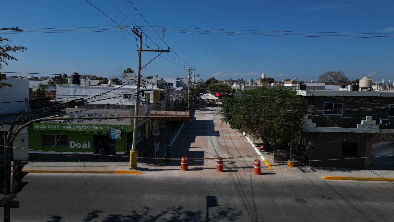 Vecinos de la calle Agustín Melgar, entre avenida Independencia e Insurgentes, de la colonia Benito Juárez, una de las más emblemáticas de la ciudad, recibieron la visita de la Presidenta Estrella Palacios Domínguez, para entregarles un tramo totalmente rehabilitado de la red sanitaria en esa rúa, la cual acabará con el añejo problema de los derramamientos de aguas negras, una obra que por décadas las familias estuvieron solicitando, y que hoy ya es una realidad.