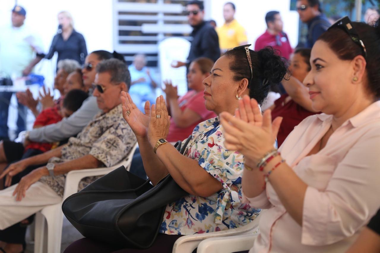 Vecinos de la calle Agustín Melgar, entre avenida Independencia e Insurgentes, de la colonia Benito Juárez, una de las más emblemáticas de la ciudad, recibieron la visita de la Presidenta Estrella Palacios Domínguez, para entregarles un tramo totalmente rehabilitado de la red sanitaria en esa rúa, la cual acabará con el añejo problema de los derramamientos de aguas negras, una obra que por décadas las familias estuvieron solicitando, y que hoy ya es una realidad.