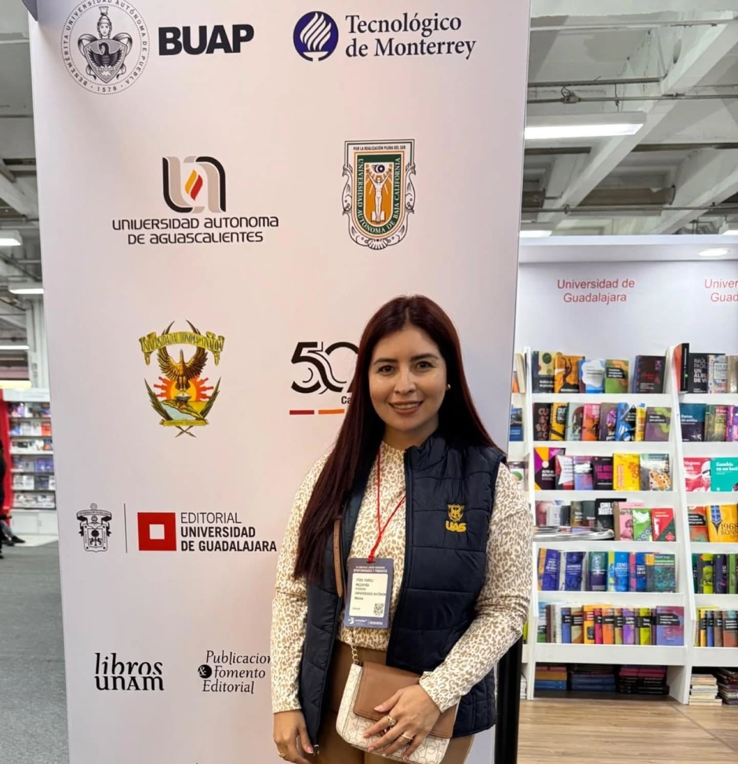 La Universidad Autónoma de Sinaloa (UAS) marca un hito en su historia editorial al participar por primera vez en la Feria Internacional del Libro de Bogotá (FILBo) 2025, en Colombia, uno de los eventos literarios más importantes de América Latina, promocionando en territorio internacional lo mejor de su catálogo bibliográfico.
