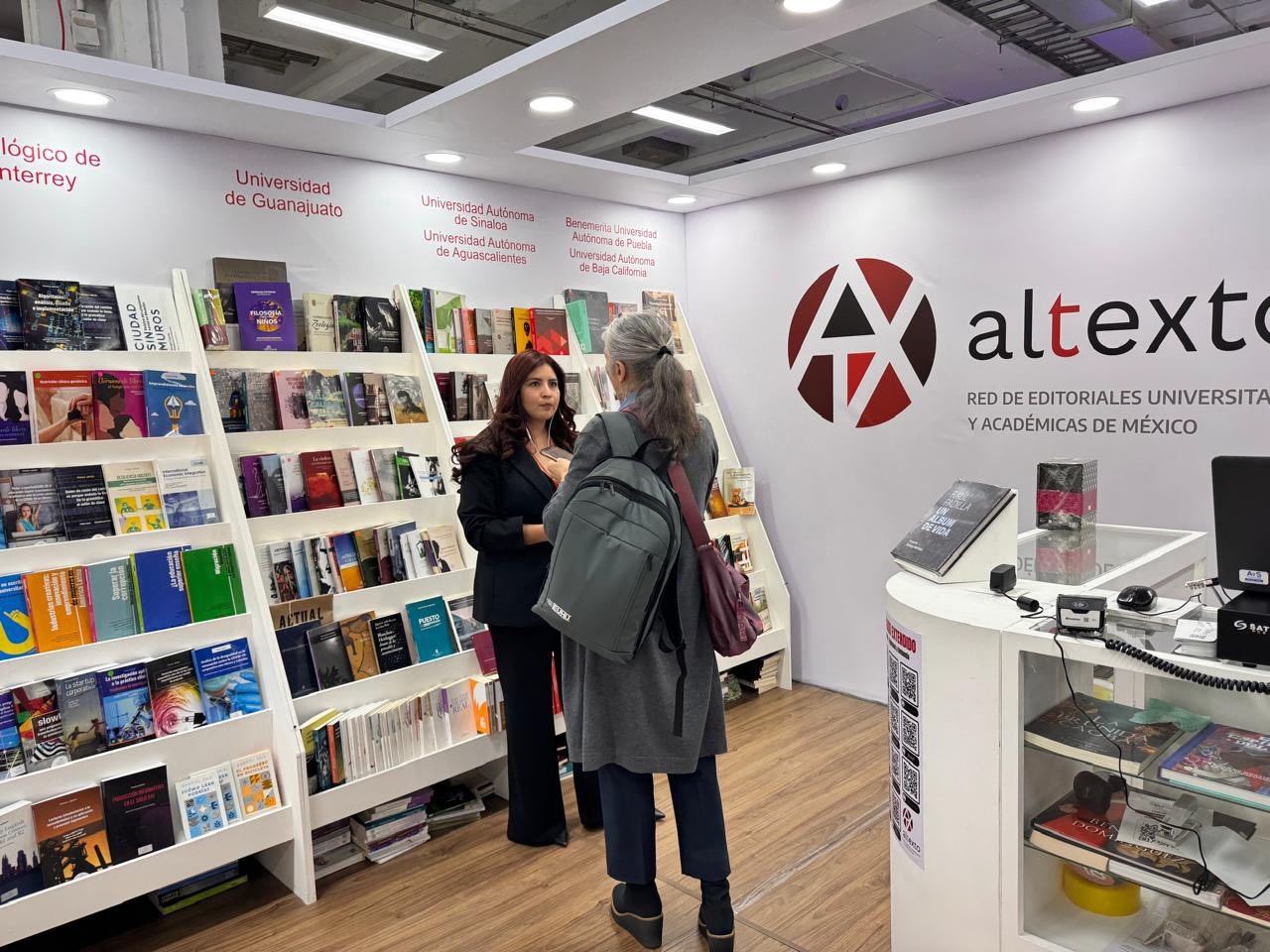 La Universidad Autónoma de Sinaloa (UAS) marca un hito en su historia editorial al participar por primera vez en la Feria Internacional del Libro de Bogotá (FILBo) 2025, en Colombia, uno de los eventos literarios más importantes de América Latina, promocionando en territorio internacional lo mejor de su catálogo bibliográfico.