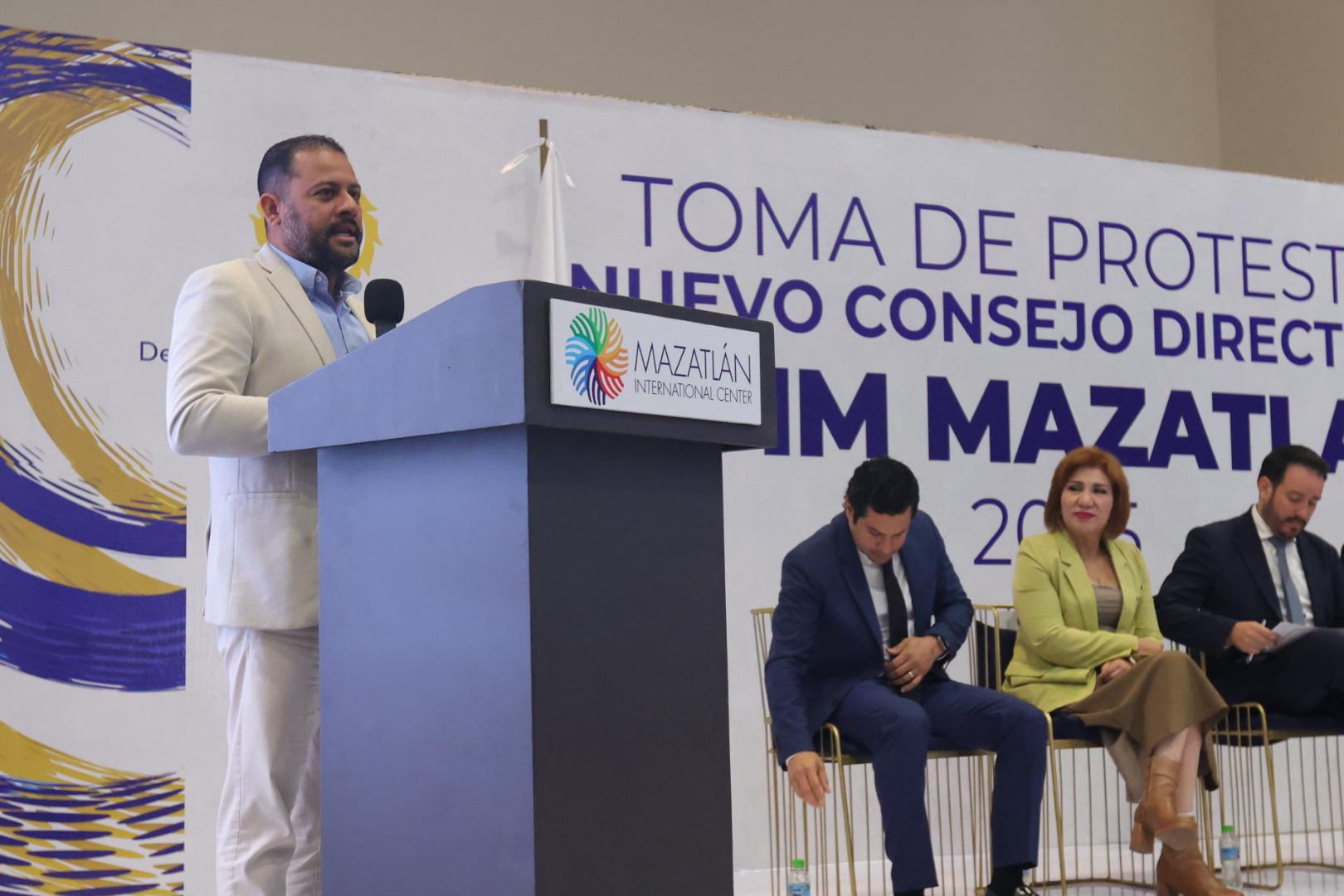 El Secretario del Ayuntamiento, Moisés Ríos Pérez, resalta el impacto del sector inmobiliario en el desarrollo y empleos del puerto.