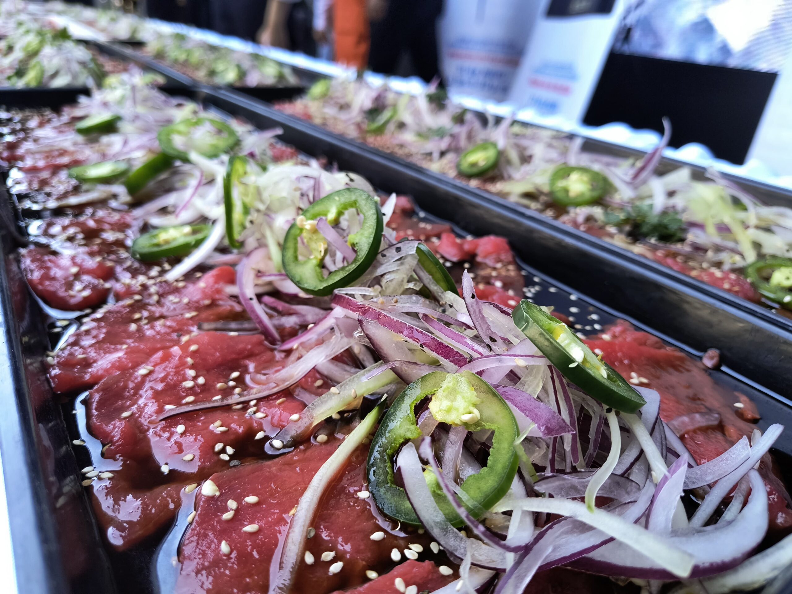 Invitan a duranguenses a ser parte del Récord Guinness del Sashimi de Atún Más Grande del Mundo
Este miércoles se llevó a cabo la presentación de este evento y una degustación de sashimi en la capital del Estado vecino
