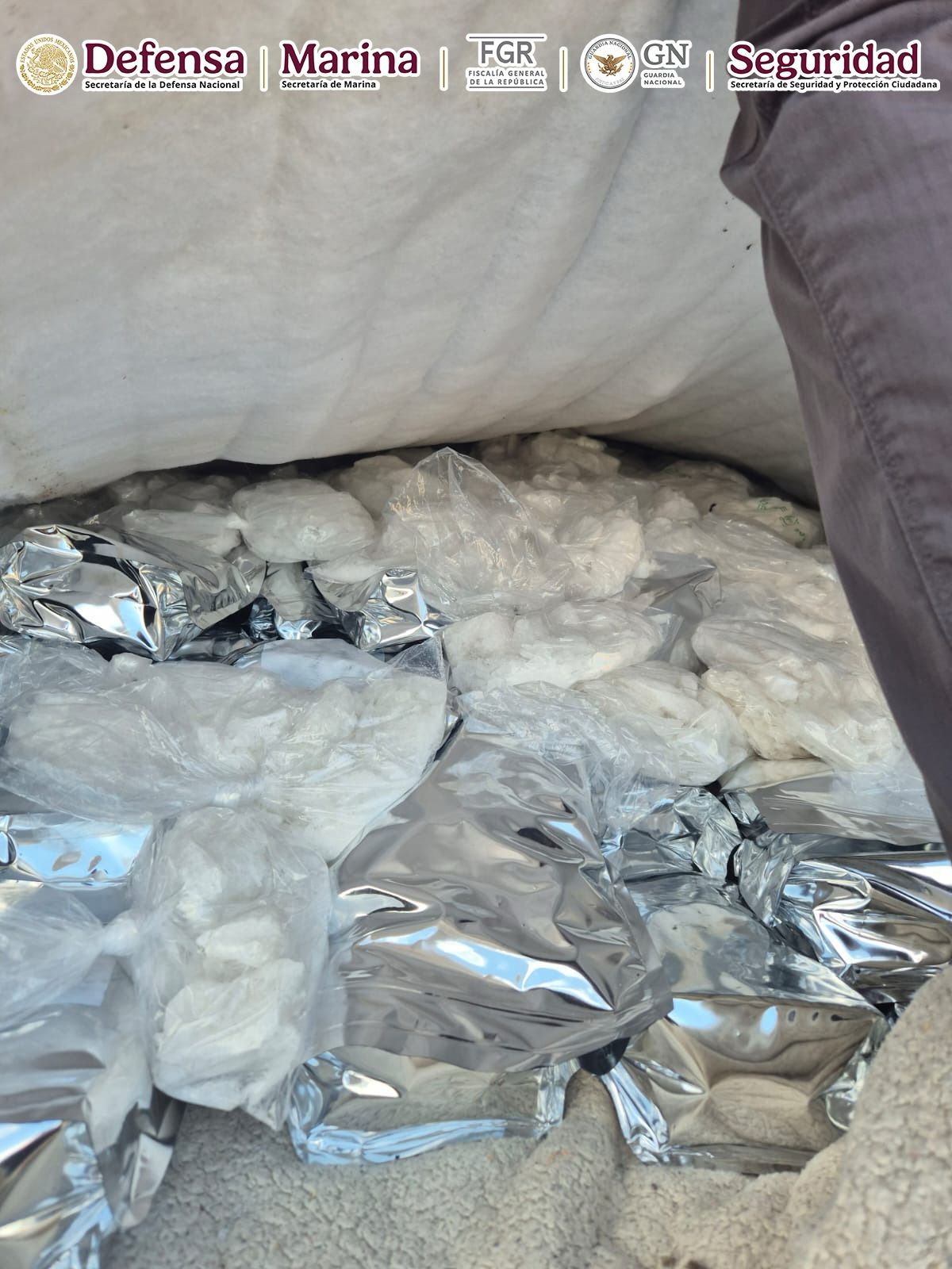 En la detención participaron elementos de la Defensa, Marina, FGR, GN y SSPC. El sujeto transportaba la droga oculta debajo de colchones en una camioneta con placas de Estados Unidos