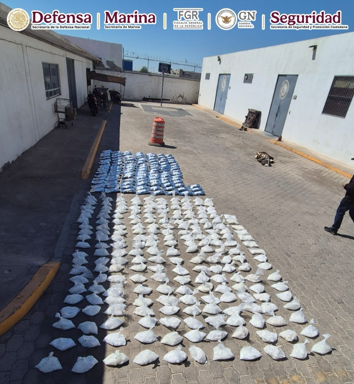 En la detención participaron elementos de la Defensa, Marina, FGR, GN y SSPC. El sujeto transportaba la droga oculta debajo de colchones en una camioneta con placas de Estados Unidos