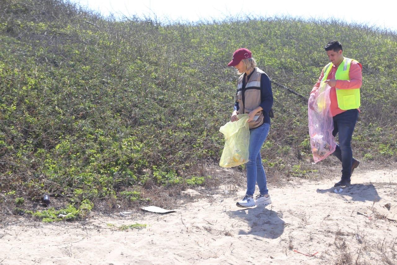 La Presidenta de Mazatlán, Estrella Palacios Domínguez, y la titular de la SEBIDES de Sinaloa, María Inés Pérez Corral, encabezan el evento de inicio de la jornada de limpieza, a través del programa “¡Juntos! Por una Playa Limpia”