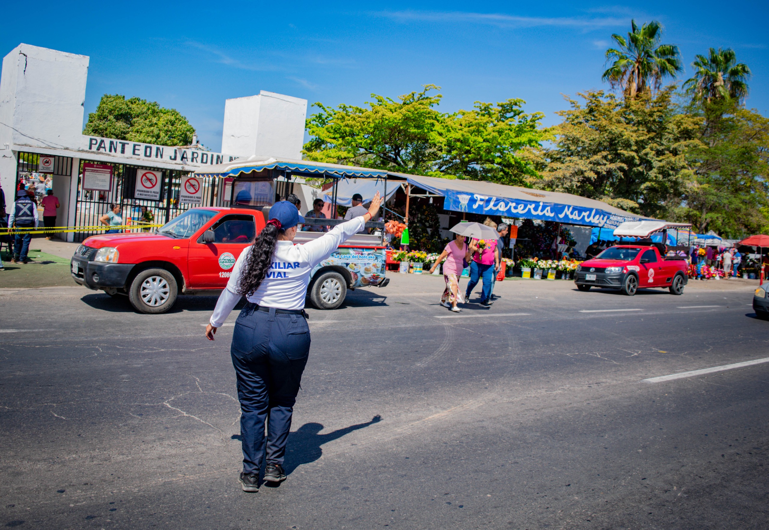 La Secretaría de Seguridad Pública y Tránsito Municipal, en coordinación con Protección Civil y Guardia Nacional, implementaron estrategias preventivas y de resguardo en los panteones de la zona urbana y la zona rural de Mazatlán, por la celebración del Día de las Madres.