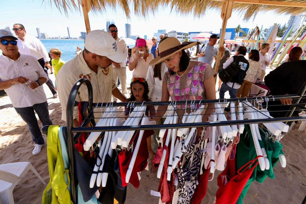 De visita en el puerto, la secretaria de Turismo federal encabezó el banderazo de salida de la competencia de surf internacional Mexilog Fest 2025