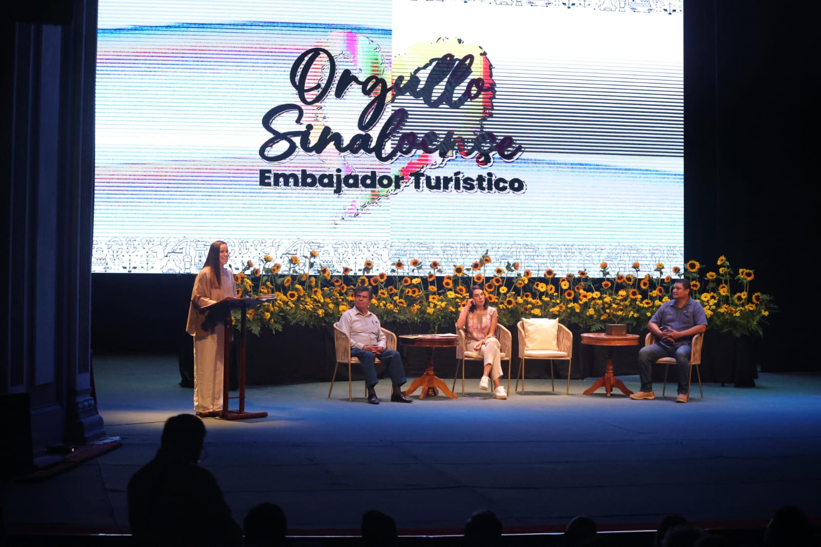 En un evento encabezado por la secretaria de Turismo federal, Josefina Rodríguez Zamora, en el Teatro Ángela Peralta de Mazatlán, se le entregó el galardón Orgullo Sinaloense a Marcos Osuna, por su labor como promotor del turismo rural