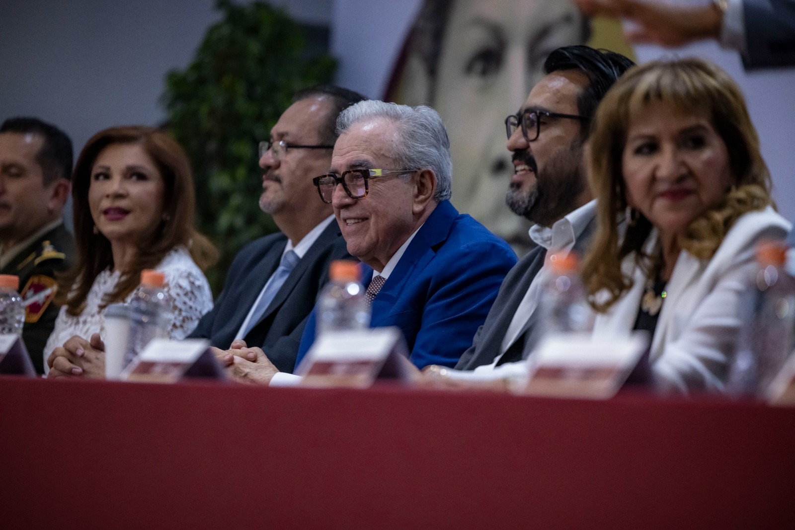Destaca Rocha Moya que, en Sinaloa, su gobierno dignifica la labor magisterial mejorando salarios, certeza laboral y prestaciones.
El mandatario estatal encabezó la ceremonia de entrega de la Condecoración “Maestro Altamirano" para 162 docentes con más de 40 años de servicio educativo.
