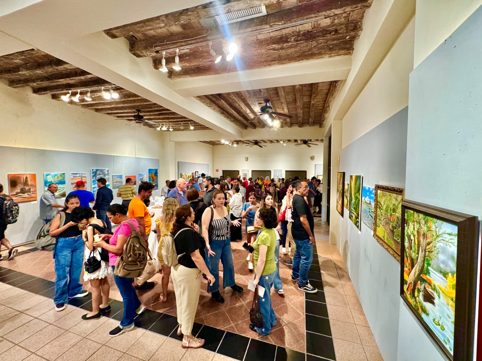 Más de 50 obras, entre cuadros pintados en diversas técnicas y diversos tamaños, así como cuatro esculturas, conforman la Exposición Colectiva "Crónicas en Canvas", colección de fin de cursos protagonizada por alumnos y alumnas del Taller de Pintura de adultos del Centro Municipal de las Artes, la cual se inauguró este viernes 16 e mayo en la Galería Peralta.