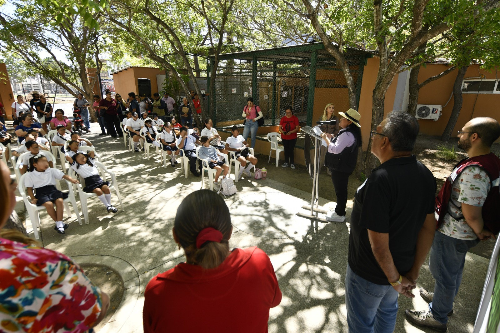 La Directora de la dependencia del Ayuntamiento de Mazatlán, María Guadalupe Velarde Rodríguez, hace entrega de insignias a 24 niñas y niños que se gradúan como “Guardianes del Medio Ambiente”, programa en el que participan ya 442 estudiantes, de 6 primarias y 2 jardines de niños