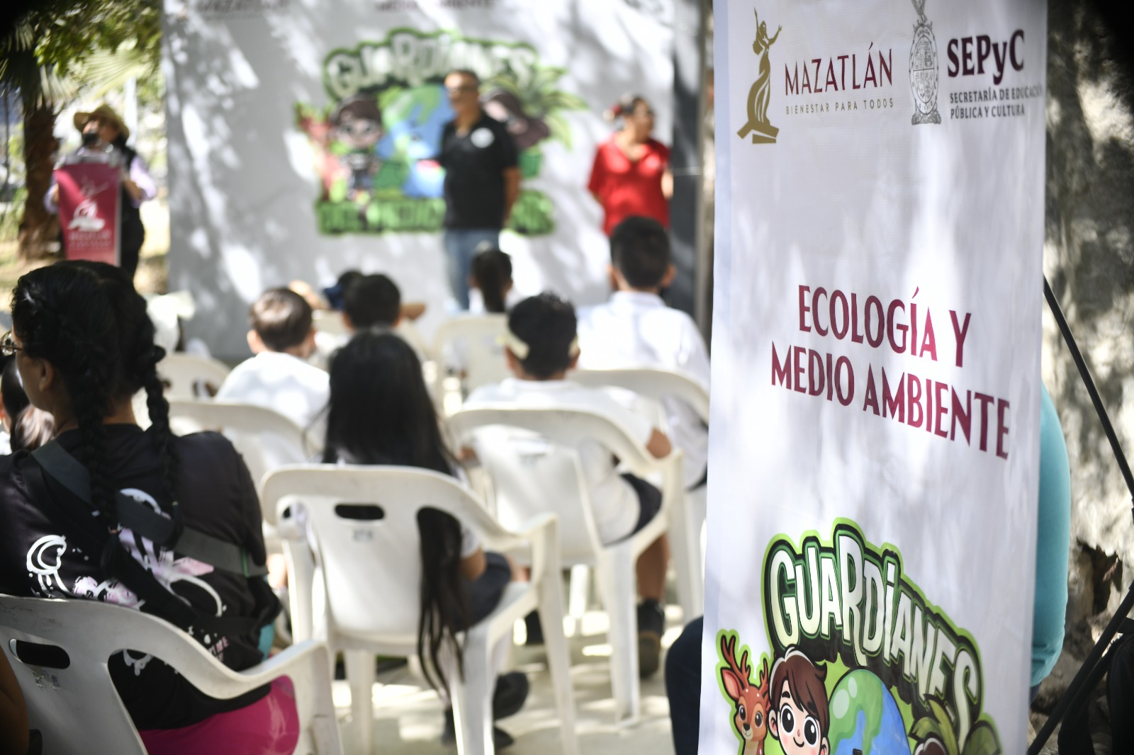 La Directora de la dependencia del Ayuntamiento de Mazatlán, María Guadalupe Velarde Rodríguez, hace entrega de insignias a 24 niñas y niños que se gradúan como “Guardianes del Medio Ambiente”, programa en el que participan ya 442 estudiantes, de 6 primarias y 2 jardines de niños