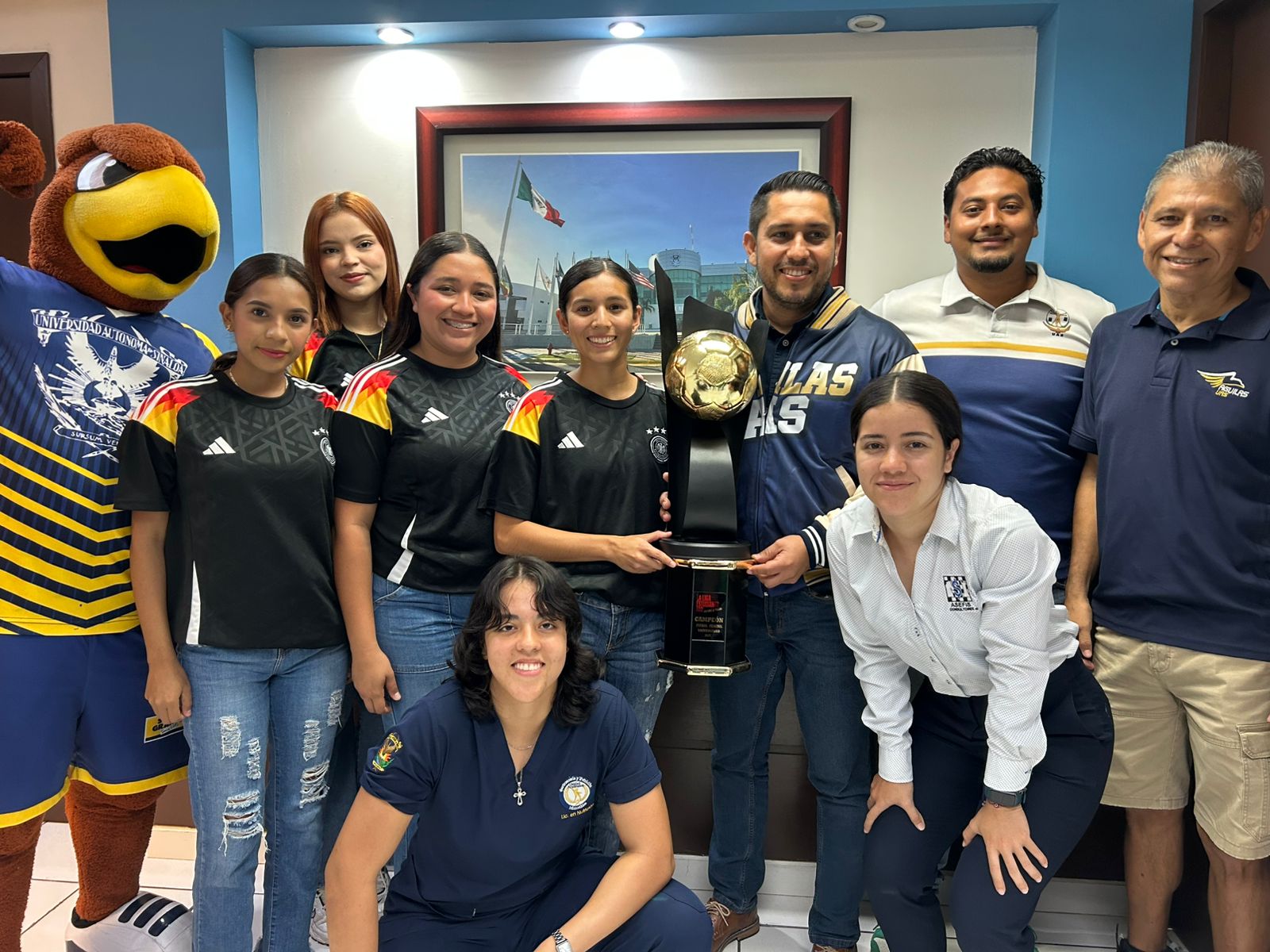 Poniendo en alto el nombre de la Universidad Autónoma de Sinaloa, las integrantes del equipo de Fútbol Rápido Femenil UAS zona sur, tanto de nivel medio superior como superior, demostraron entrega, pasión y orgullo por su institución al coronarse campeonas de la Copa Lobos 2025.
