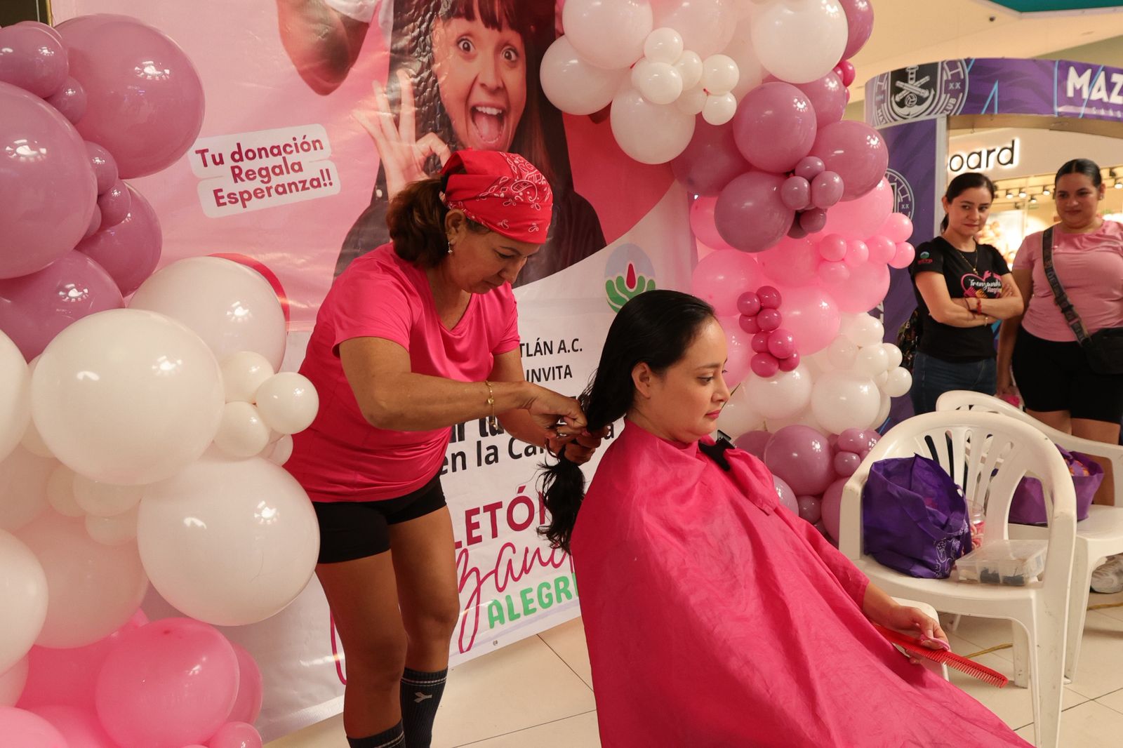 La Subdirectora de Desarrollo Humano de Sistema DIF Mazatlán, Dolores Santos Rivera, destaca la importancia de estas acciones que fomentan el apoyo y el acompañamiento a mujeres que padecen cáncer de mama