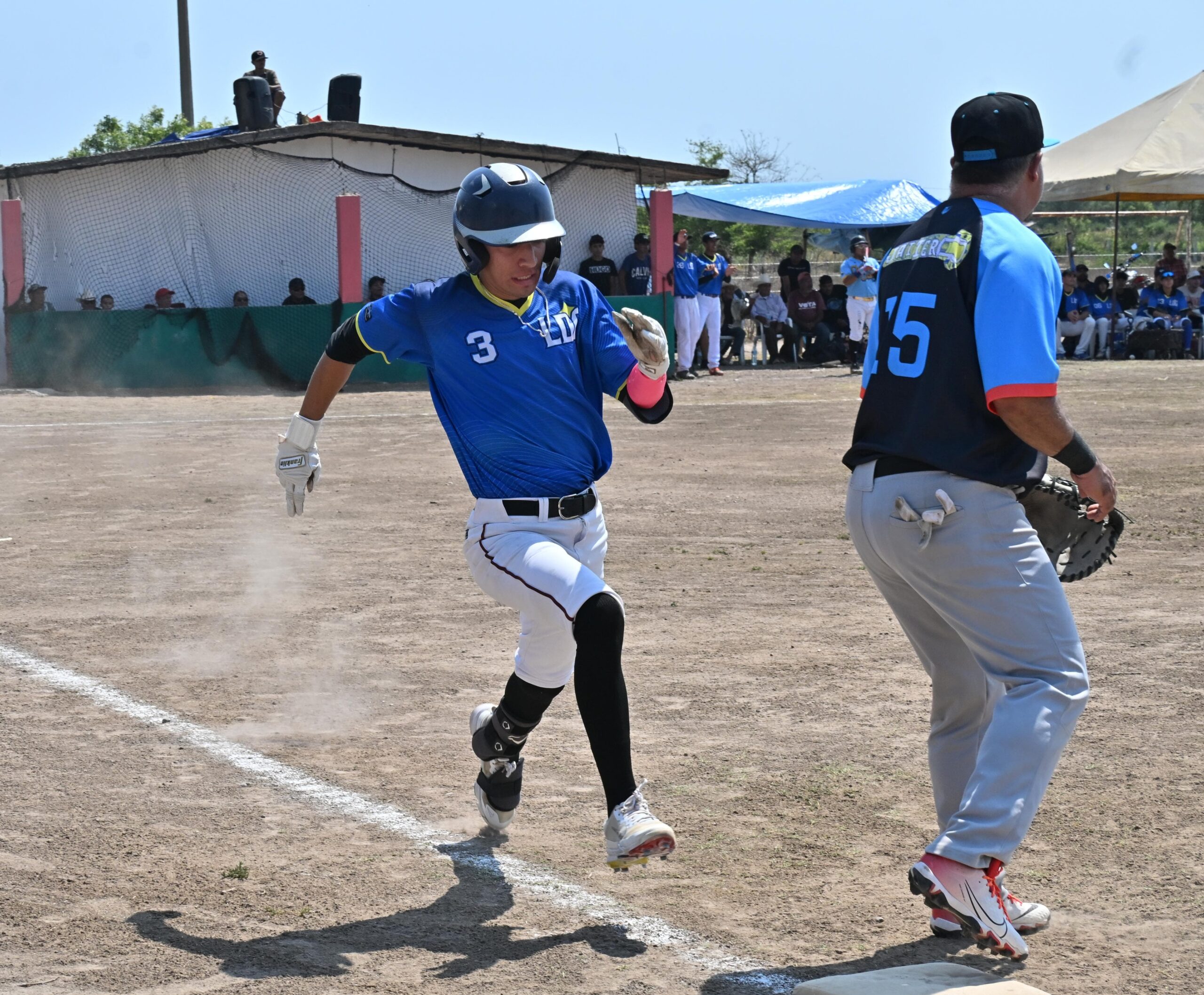 
Jugando en casa, los azules apagan el fuego de la segunda entrada y se llevan la final de la Liga Campesina de Beisbol, celebrada en el campo de Lomas del Guayabo

