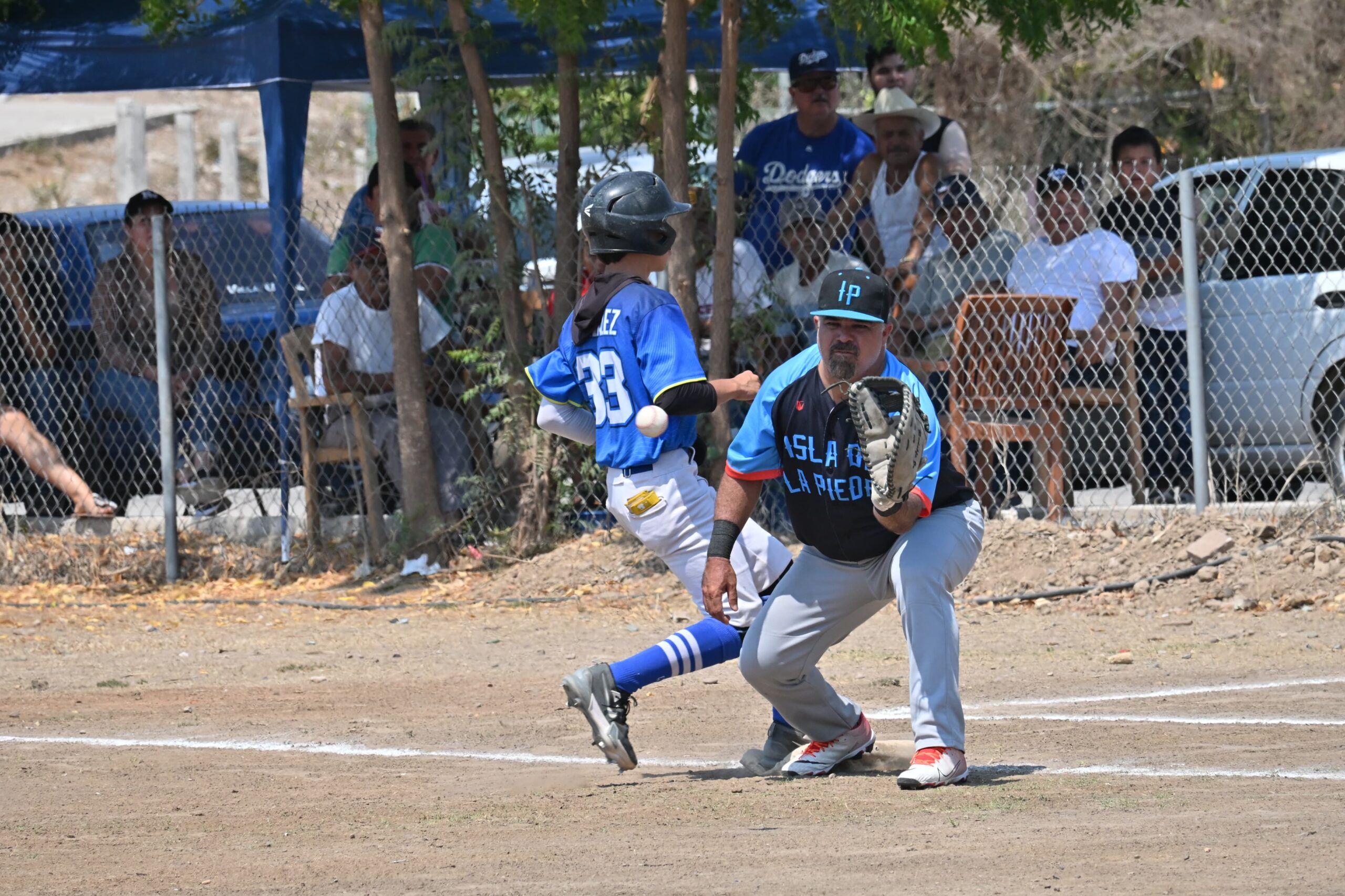 
Jugando en casa, los azules apagan el fuego de la segunda entrada y se llevan la final de la Liga Campesina de Beisbol, celebrada en el campo de Lomas del Guayabo

