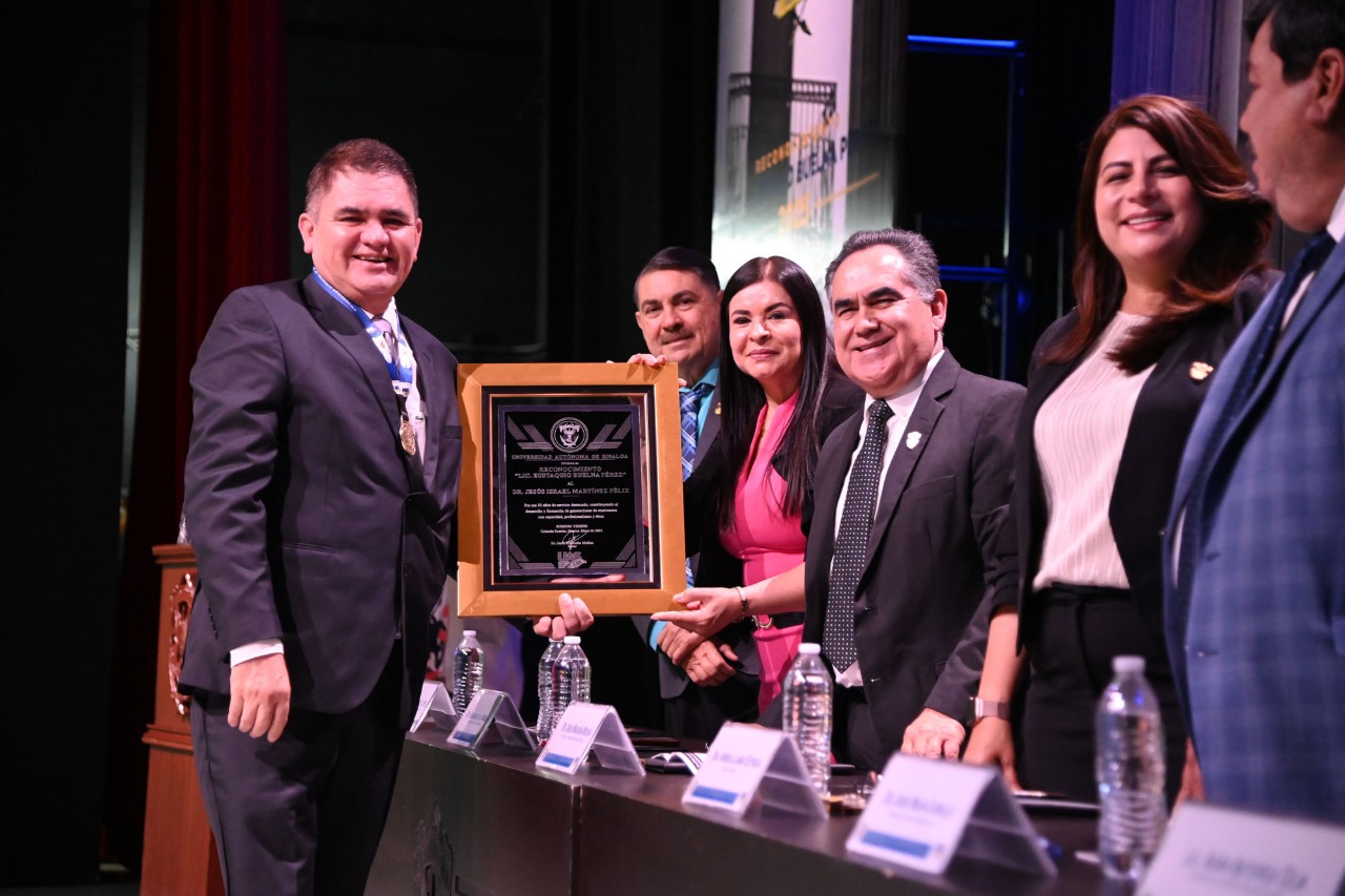 La UAS hace entrega del Reconocimiento "Lic. Eustaquio Buelna Pérez” a 48 docentes e investigadores por sus 30 años de trayectoria académica.*