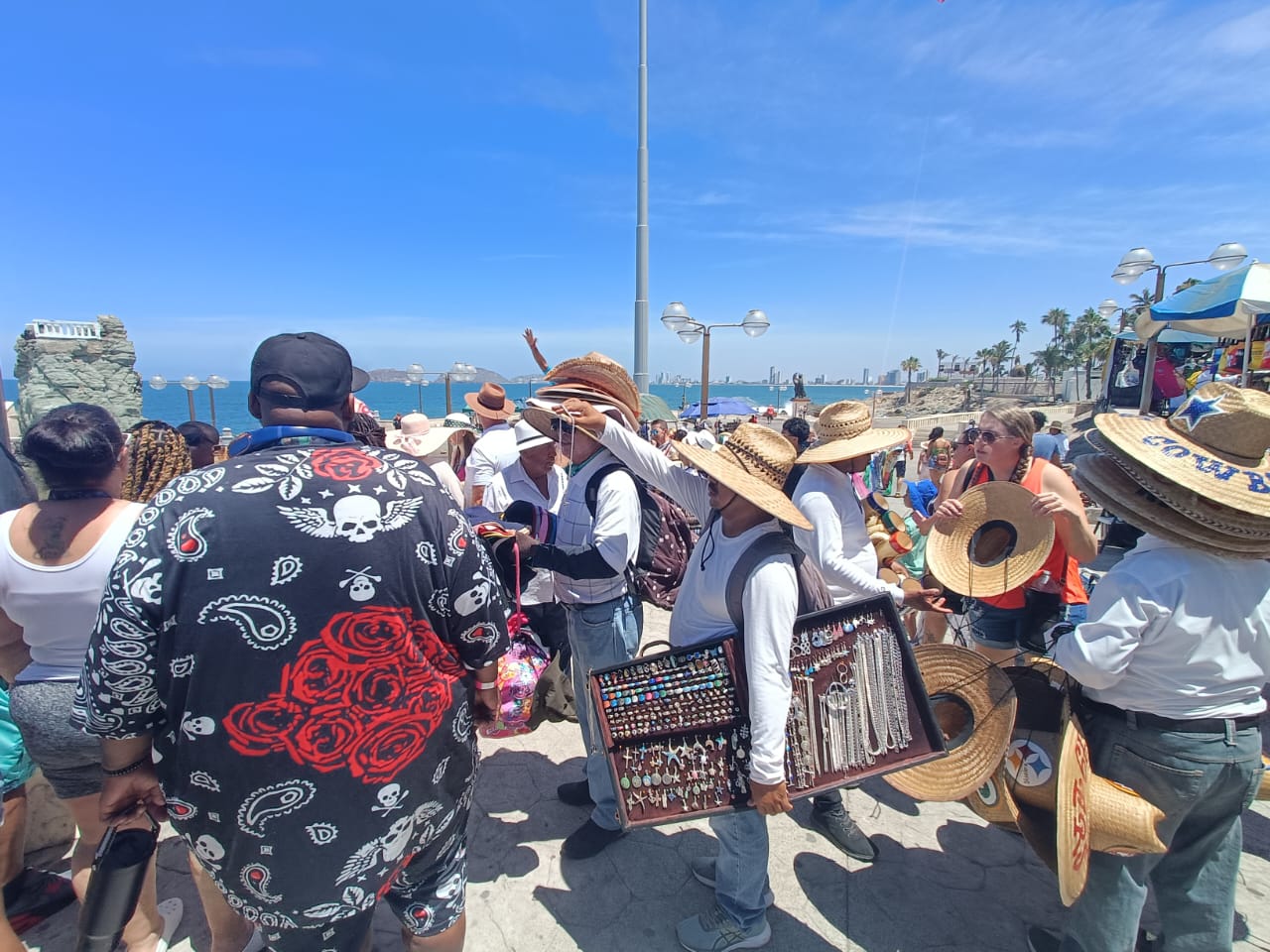 Este martes arribó el “Carnival Panorama”, procedente de Puerto Vallarta, Jalisco, con 4,734 pasajeros y 1,425 tripulantes a bordo