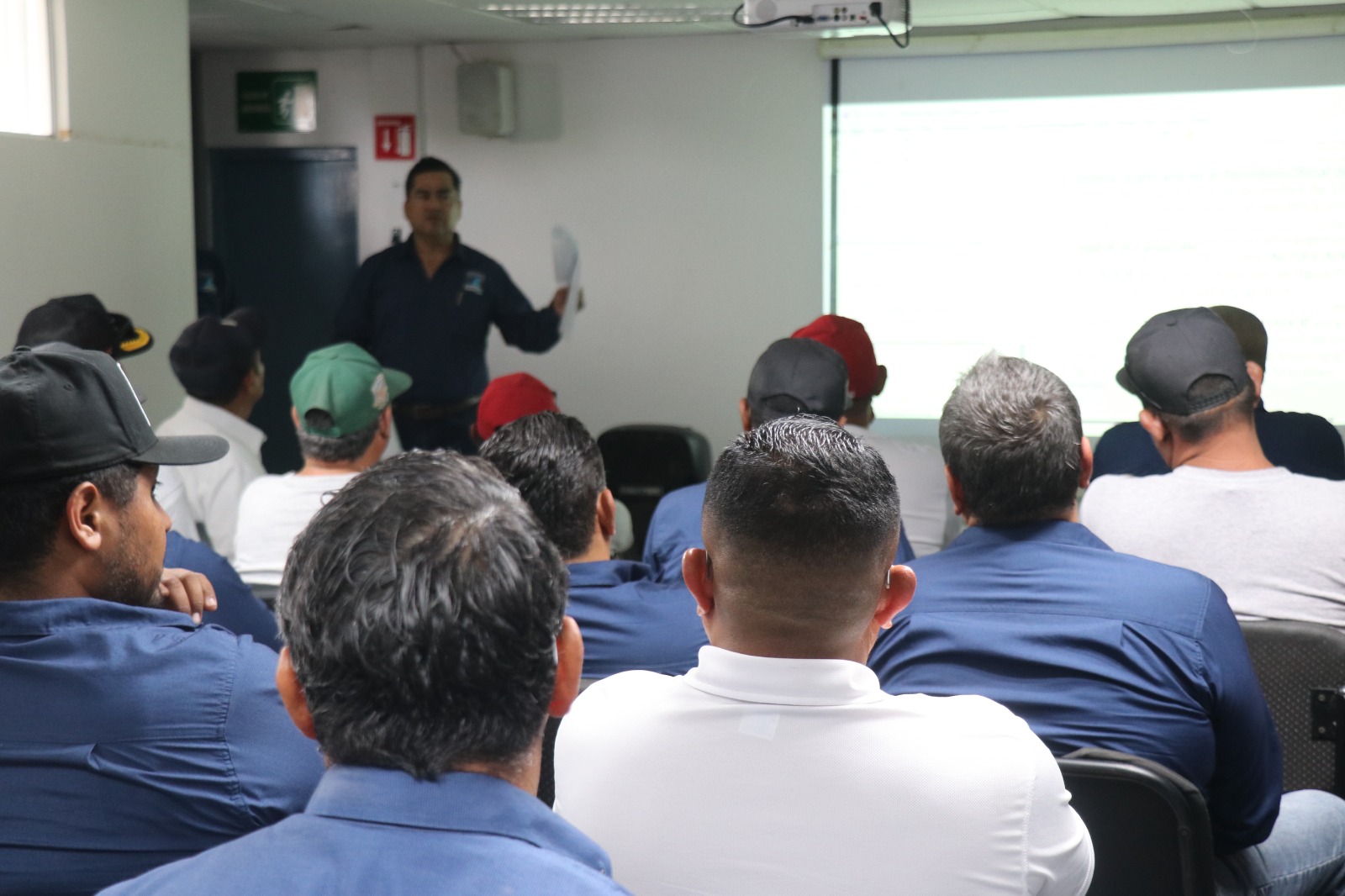 Participan más de 40 empleados de la zona rural y urbana, para ampliar sus conocimientos y mejorar el desempeño en campo