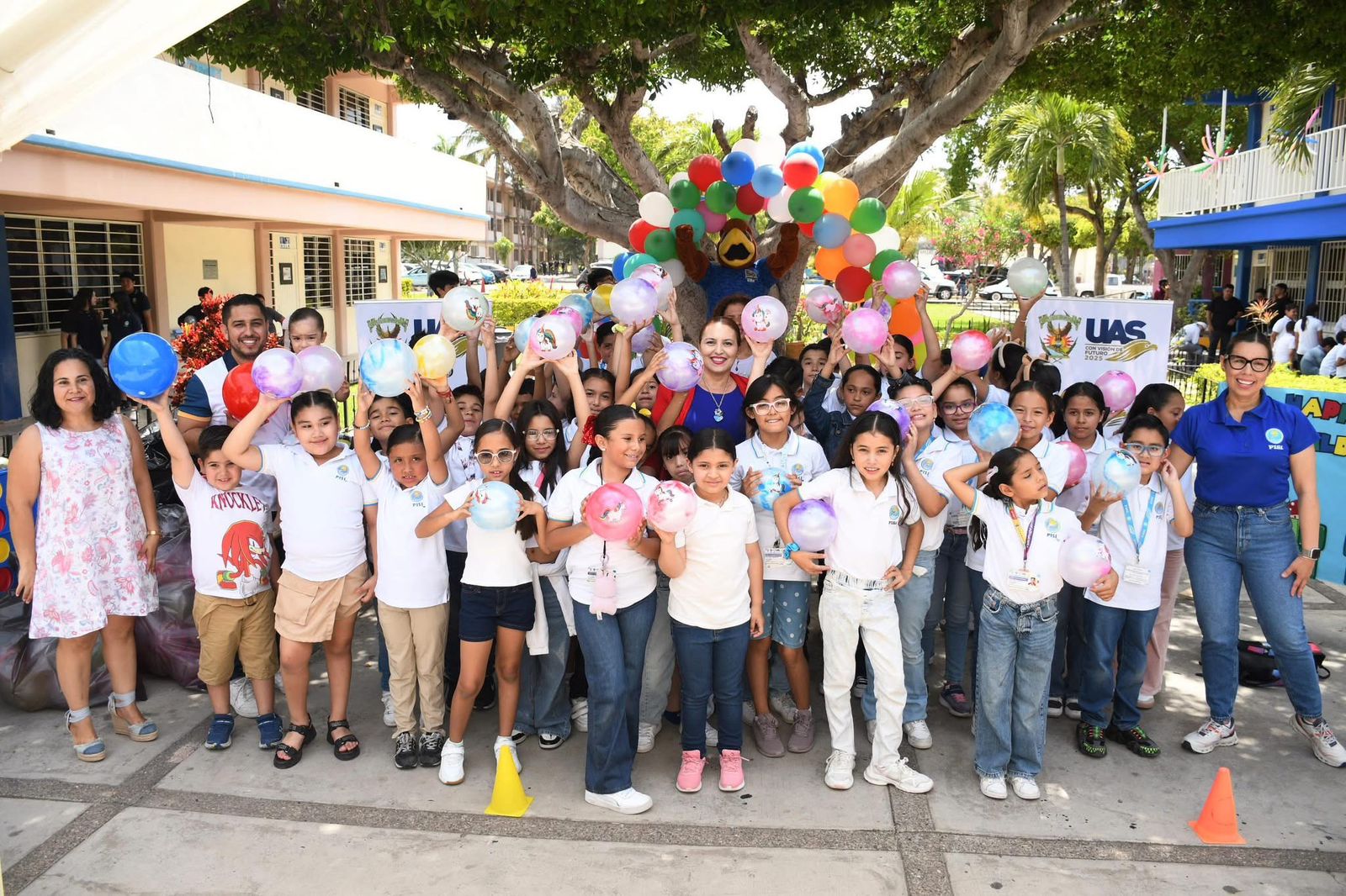 Con motivo de la celebración del Día del Niño, la Universidad Autónoma de Sinaloa (UAS), a través de la Vicerrectoría de la Unidad Regional Sur y la Unidad de Bienestar Universitario, llevó a cabo una emotiva entrega de “Pelotitas del Bienestar UAS” a las niñas y niños que forman parte del Centro de Estudios de Idiomas Mazatlán.